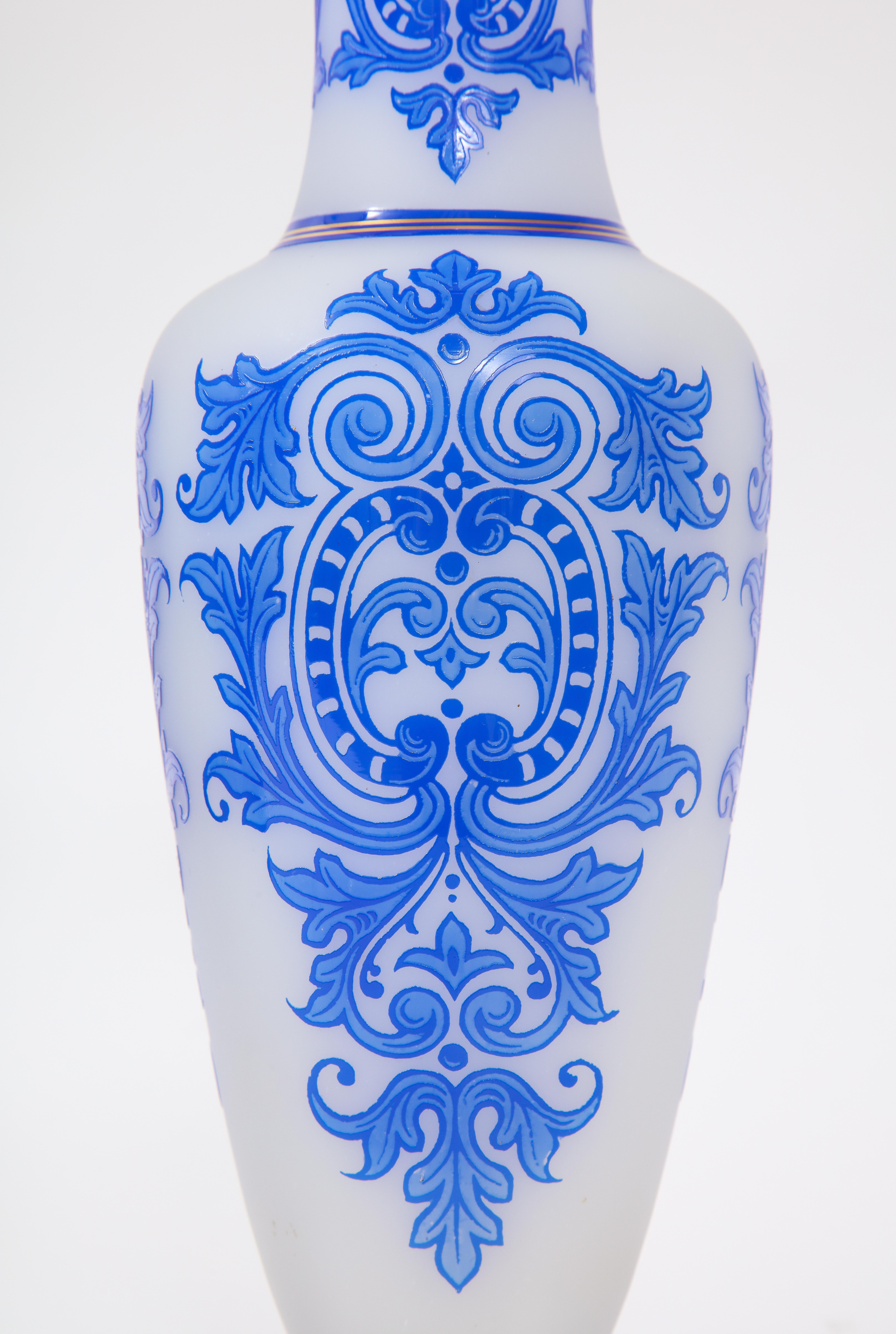 Paire de vases Baccarat en opaline bleue et blanche à double superposition avec décor en or 24 carats en vente 6