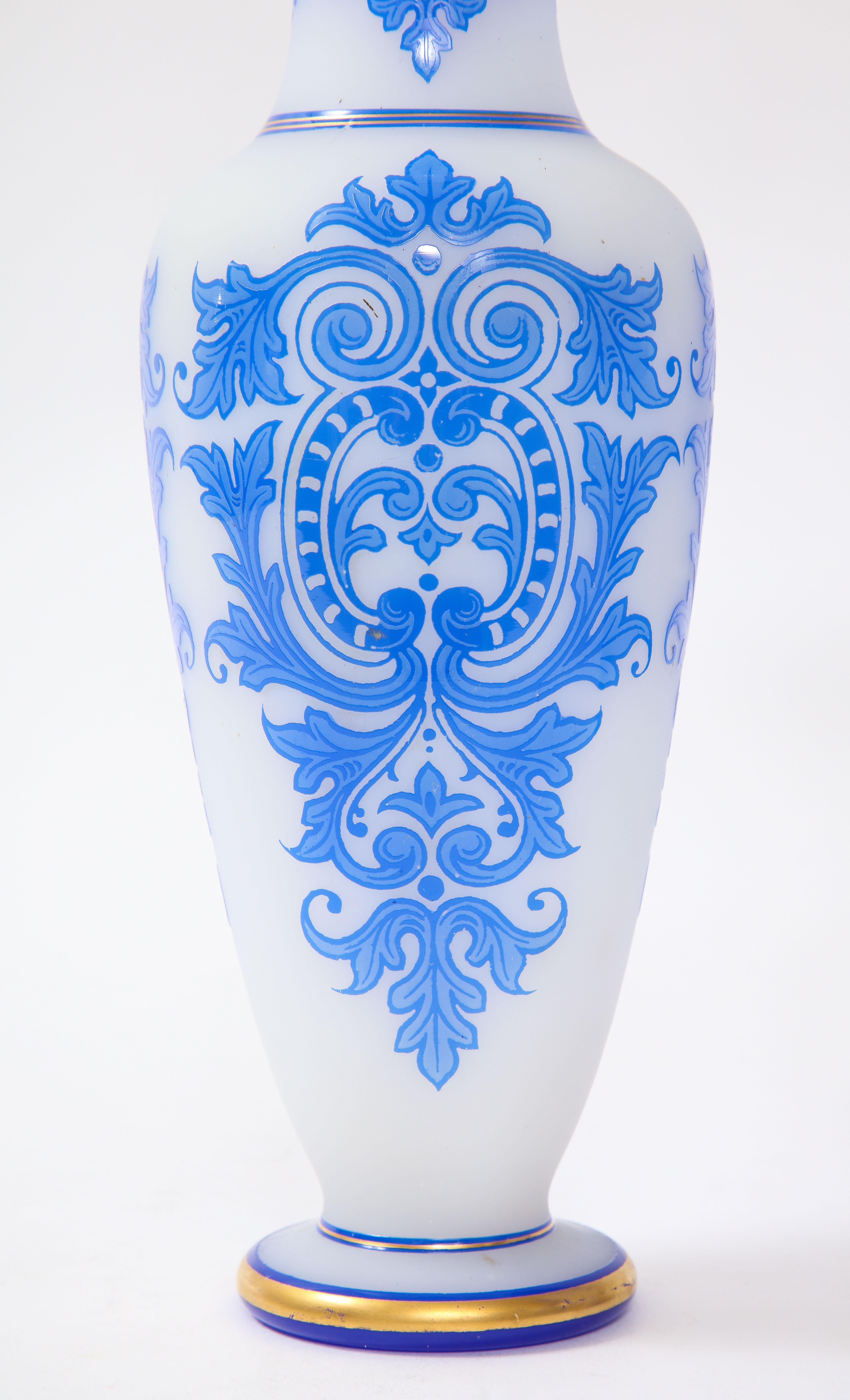 Paire de vases Baccarat en opaline bleue et blanche à double superposition avec décor en or 24 carats en vente 7