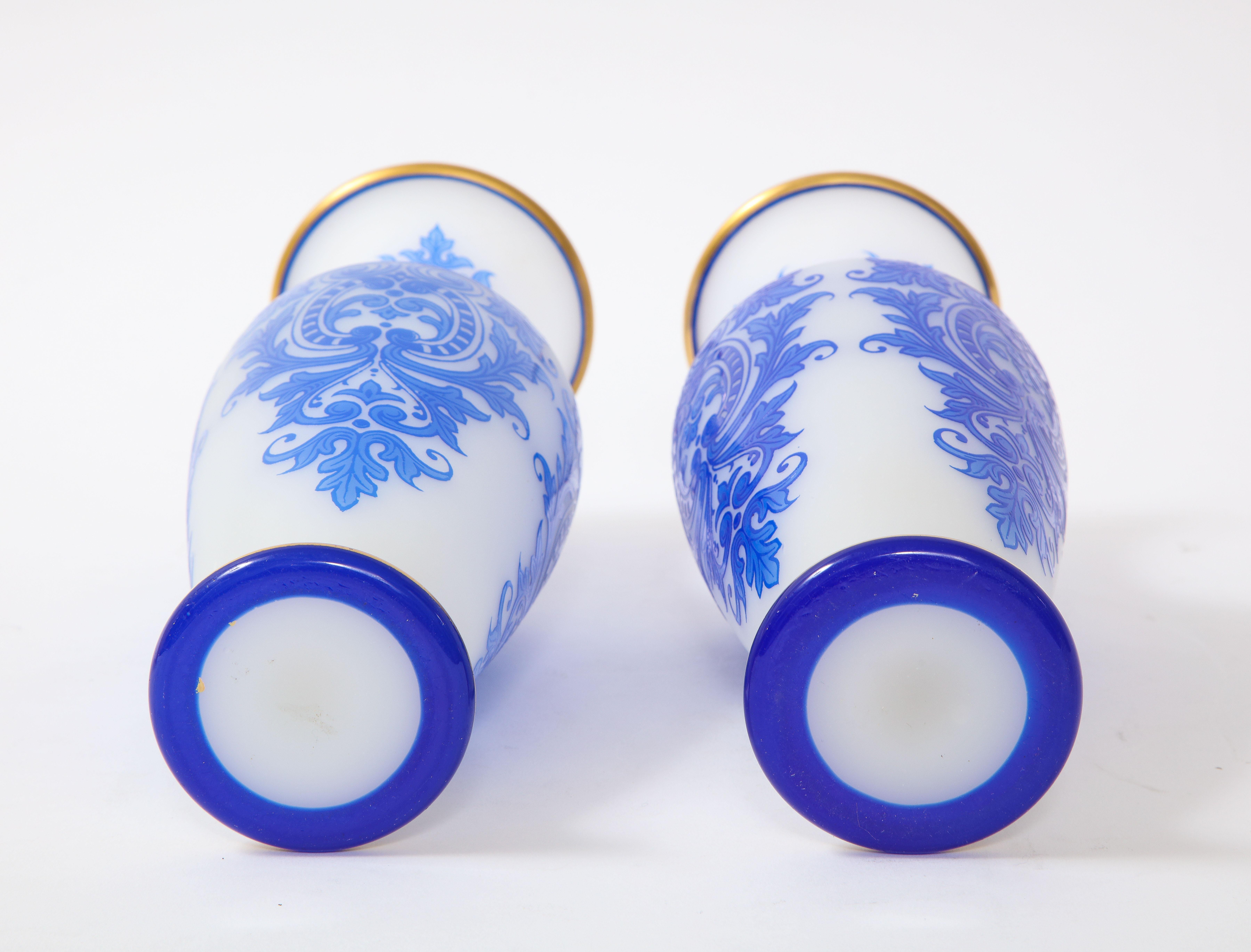 Paire de vases Baccarat en opaline bleue et blanche à double superposition avec décor en or 24 carats en vente 10