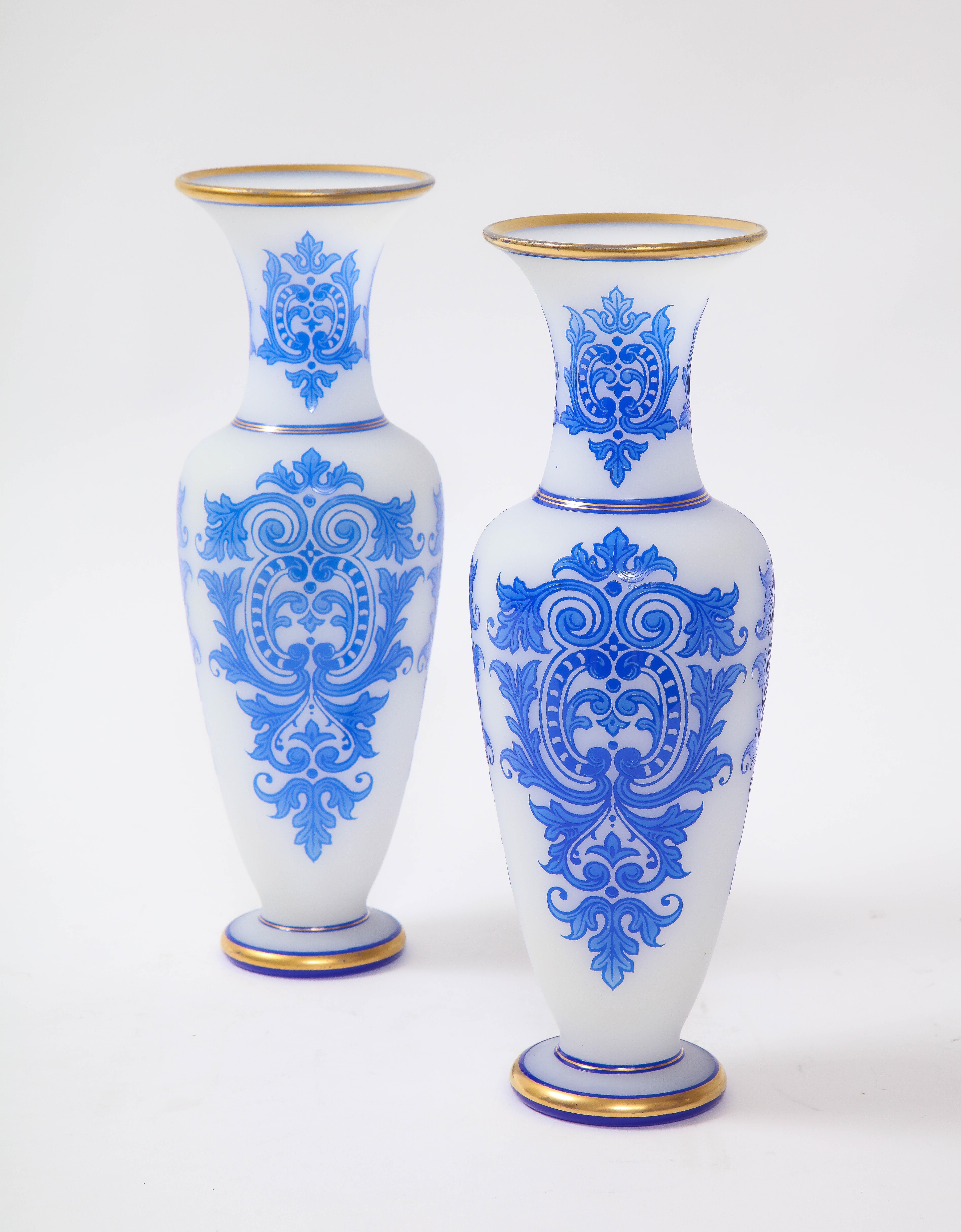 Louis XVI Paire de vases Baccarat en opaline bleue et blanche à double superposition avec décor en or 24 carats en vente
