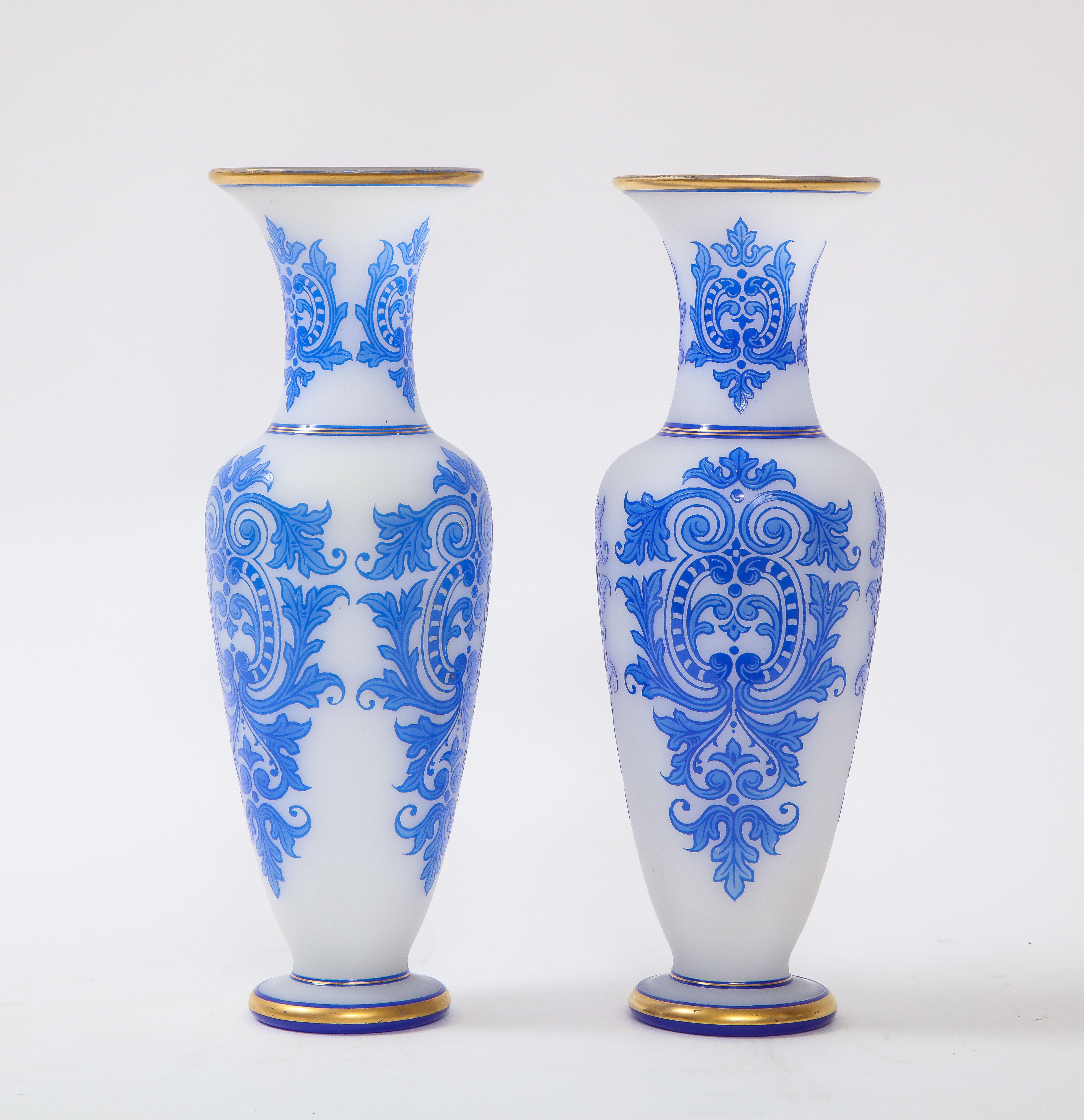 Français Paire de vases Baccarat en opaline bleue et blanche à double superposition avec décor en or 24 carats en vente