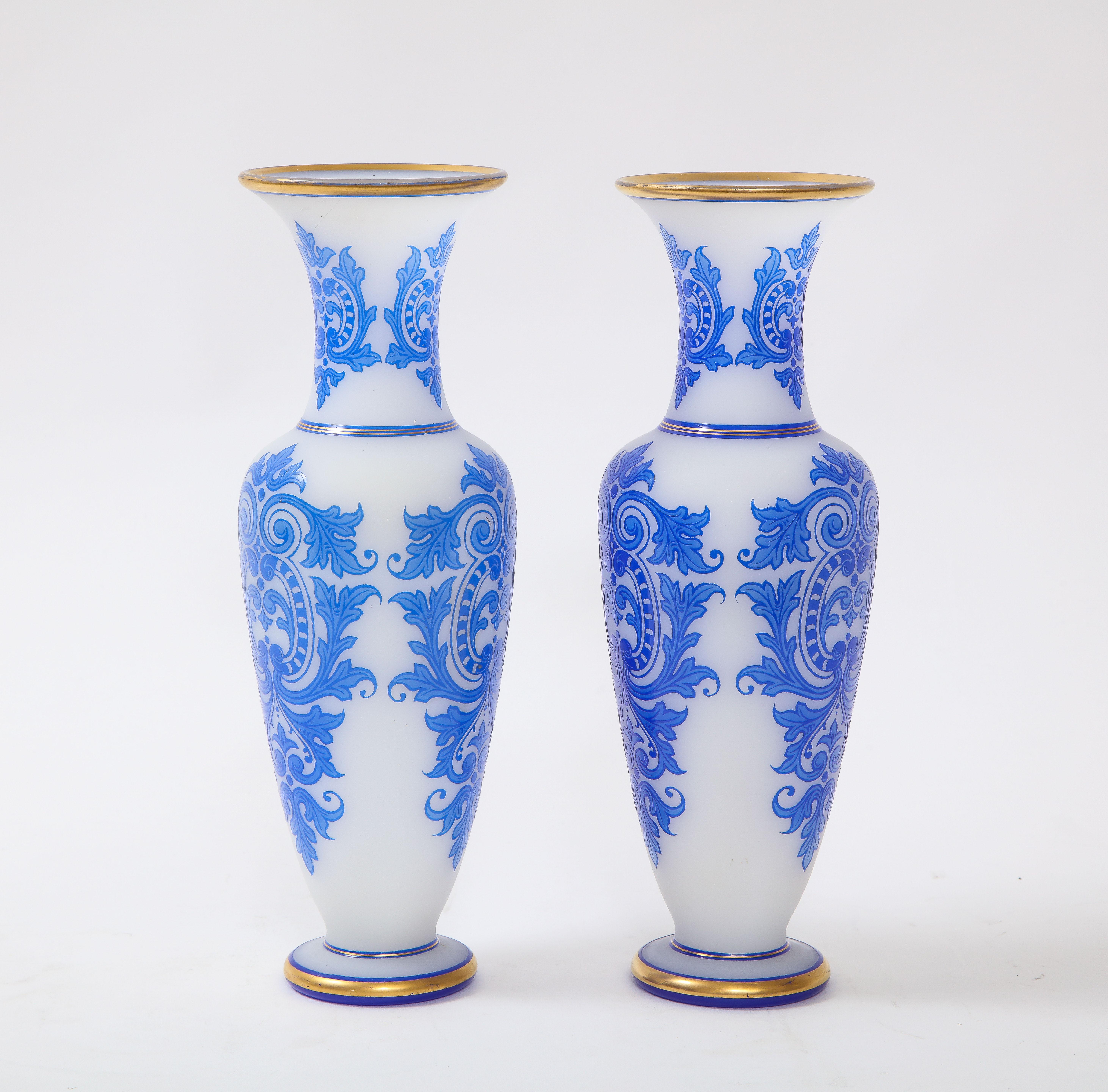 Sculpté à la main Paire de vases Baccarat en opaline bleue et blanche à double superposition avec décor en or 24 carats en vente