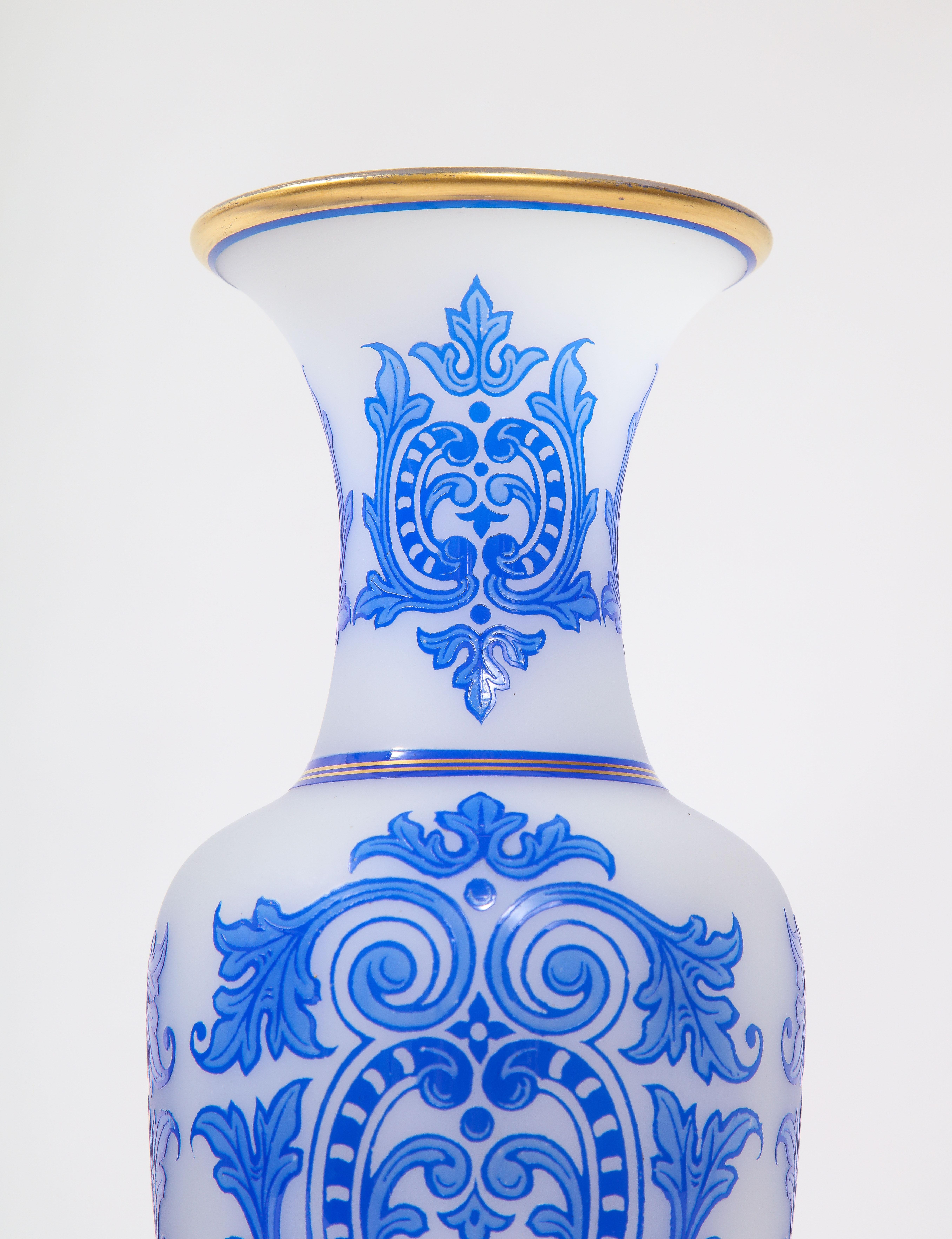 Paire de vases Baccarat en opaline bleue et blanche à double superposition avec décor en or 24 carats en vente 1