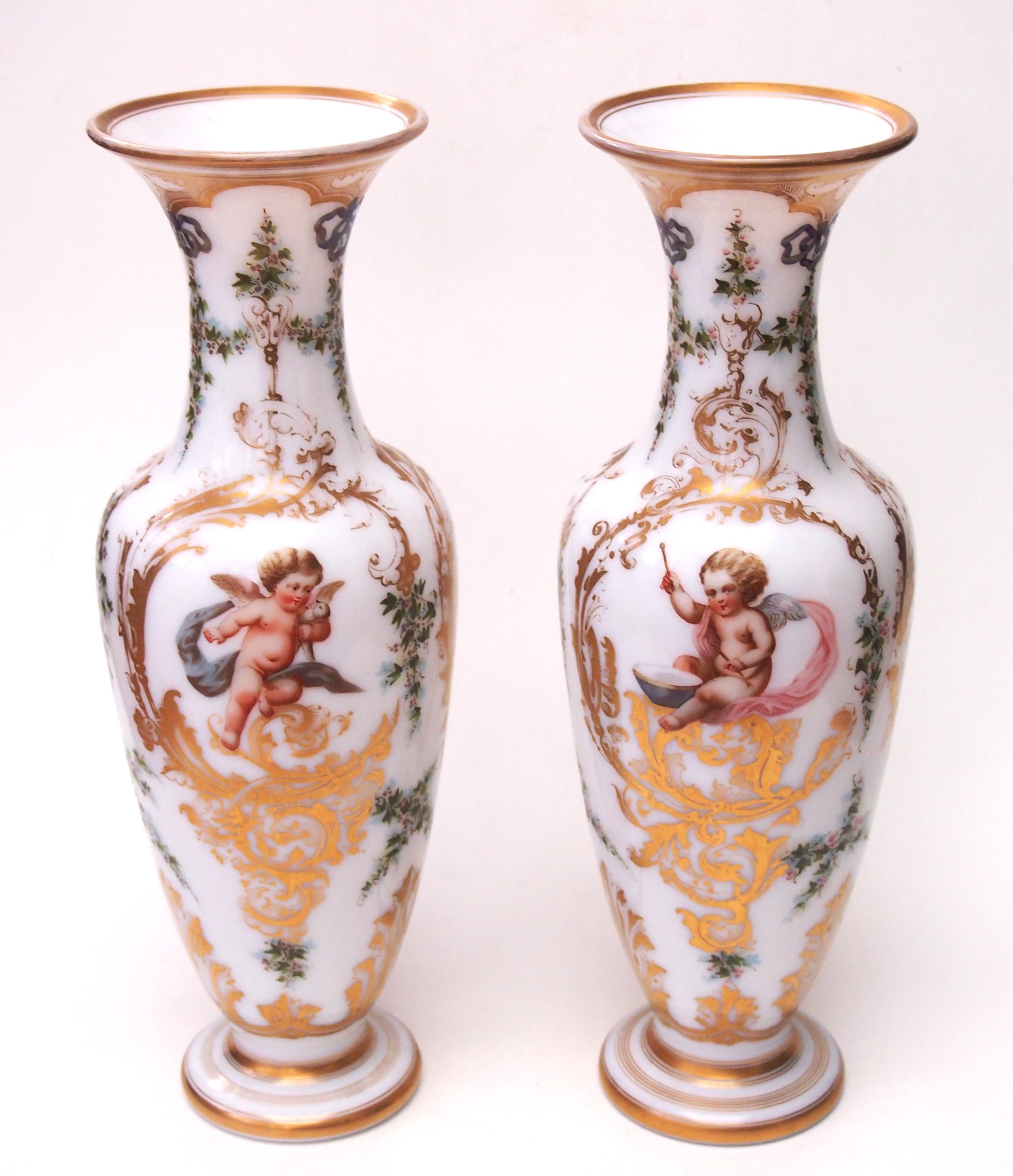 Louis-Philippe Paire de vases à chérubin en opaline émaillée de Baccarat Attr. à Jean-François Robert The en vente