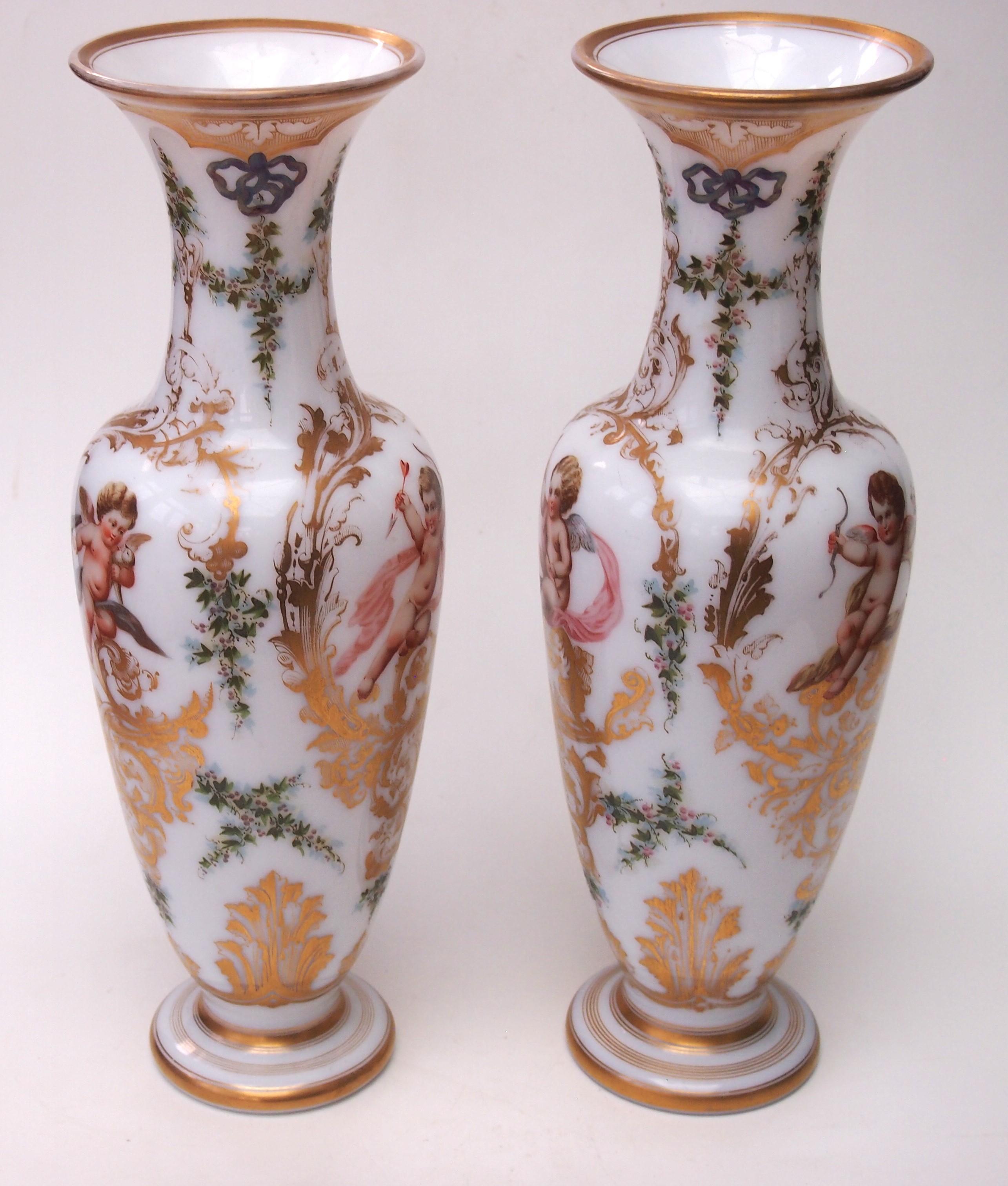 Français Paire de vases à chérubin en opaline émaillée de Baccarat Attr. à Jean-François Robert The en vente