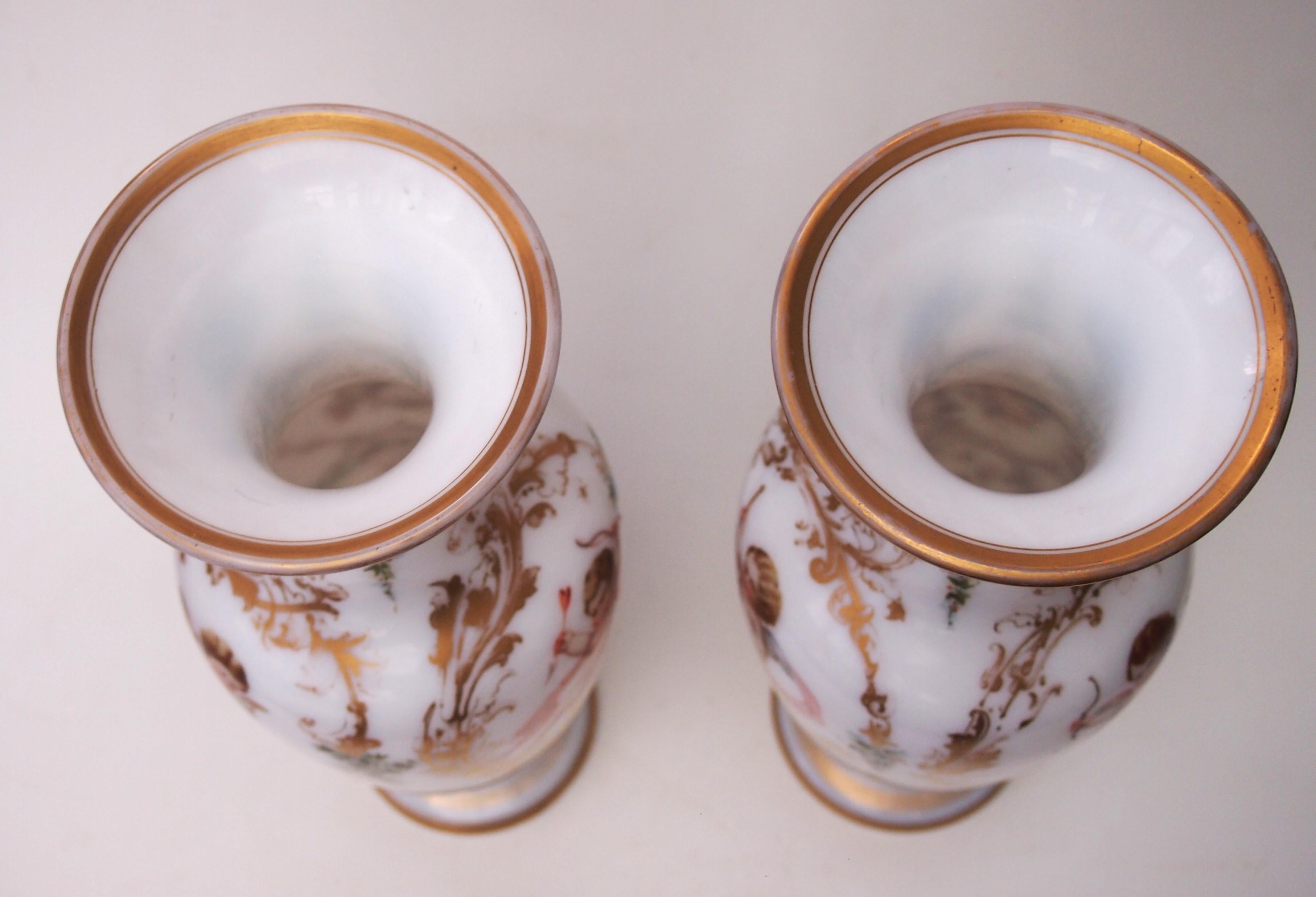 Paire de vases à chérubin en opaline émaillée de Baccarat Attr. à Jean-François Robert The Bon état - En vente à Worcester Park, GB