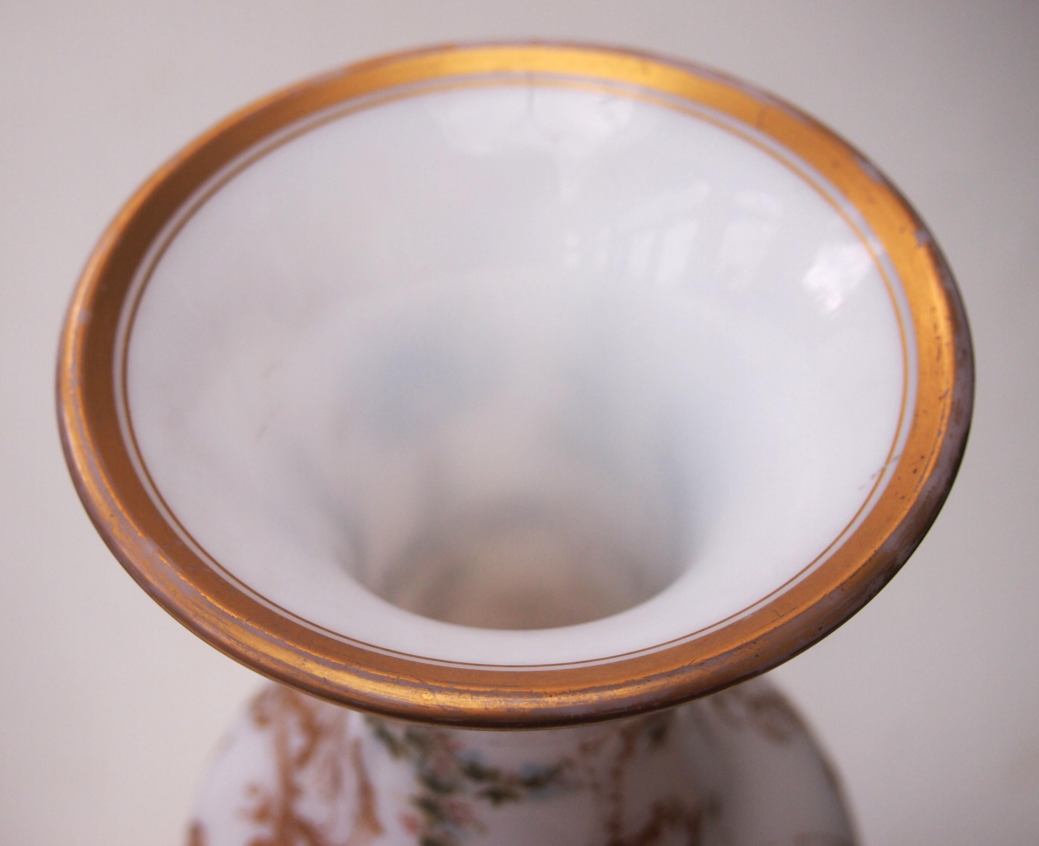 Milieu du XIXe siècle Paire de vases à chérubin en opaline émaillée de Baccarat Attr. à Jean-François Robert The en vente