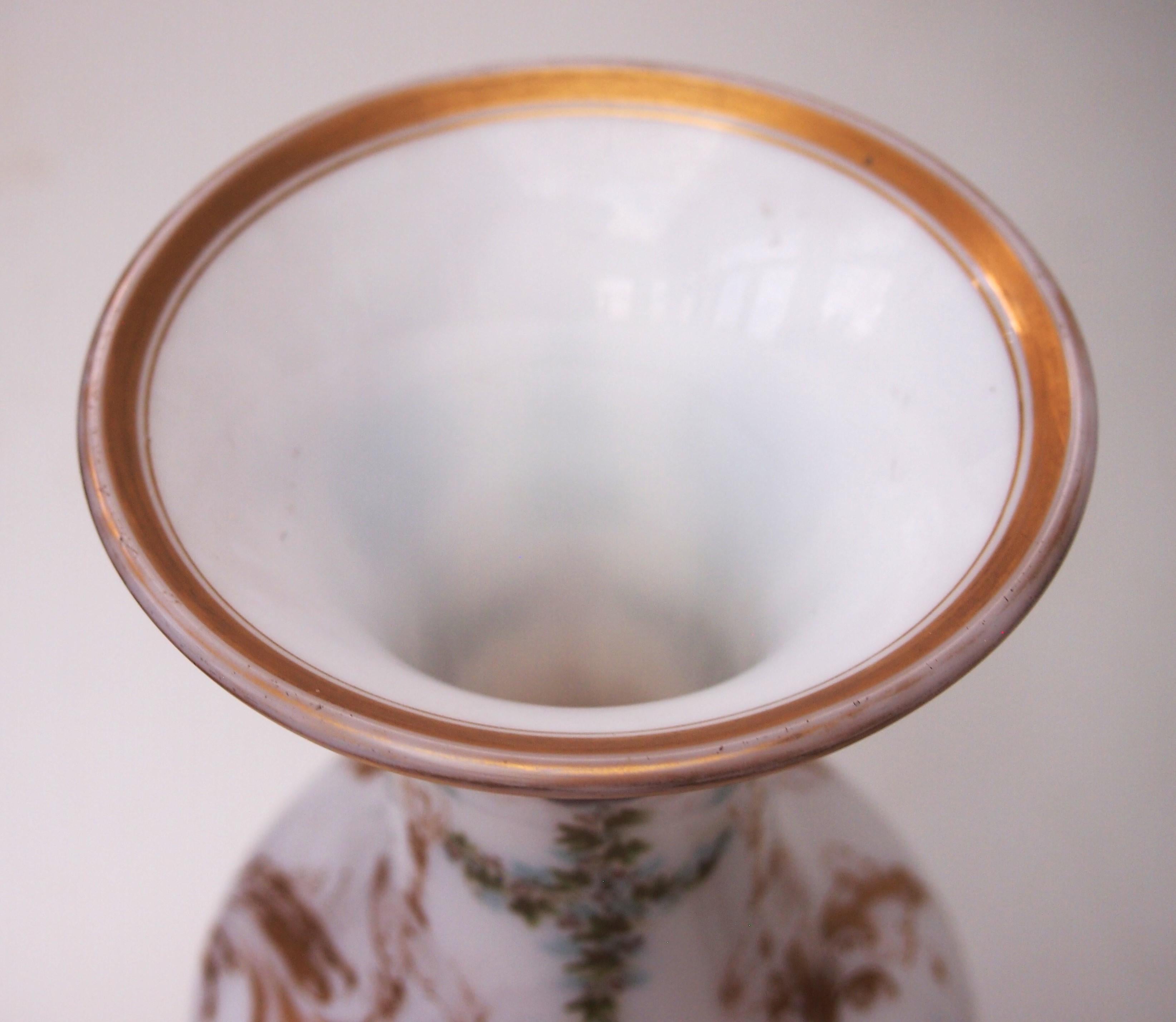 Cristal Paire de vases à chérubin en opaline émaillée de Baccarat Attr. à Jean-François Robert The en vente