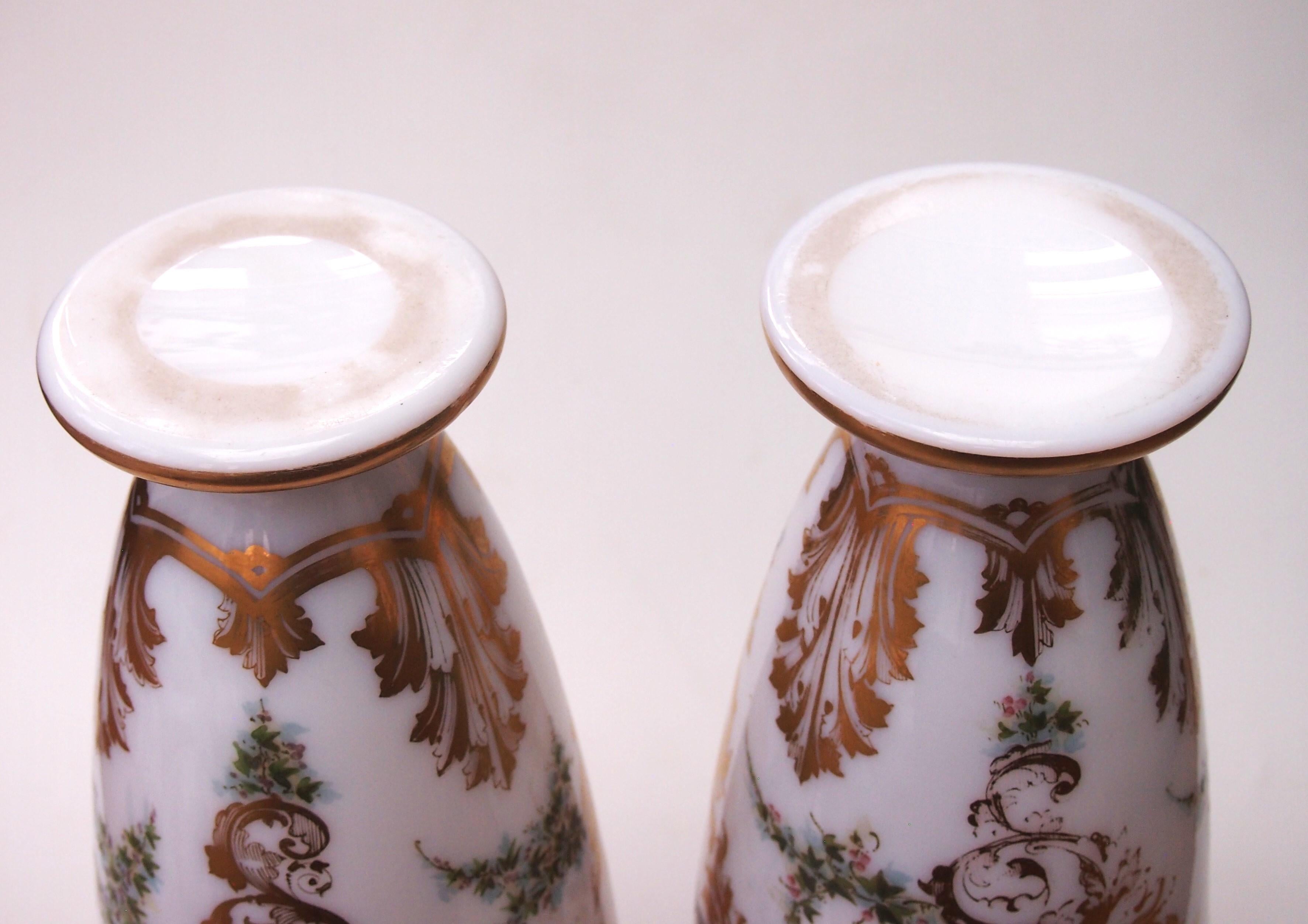 Paire de vases à chérubin en opaline émaillée de Baccarat Attr. à Jean-François Robert The en vente 1