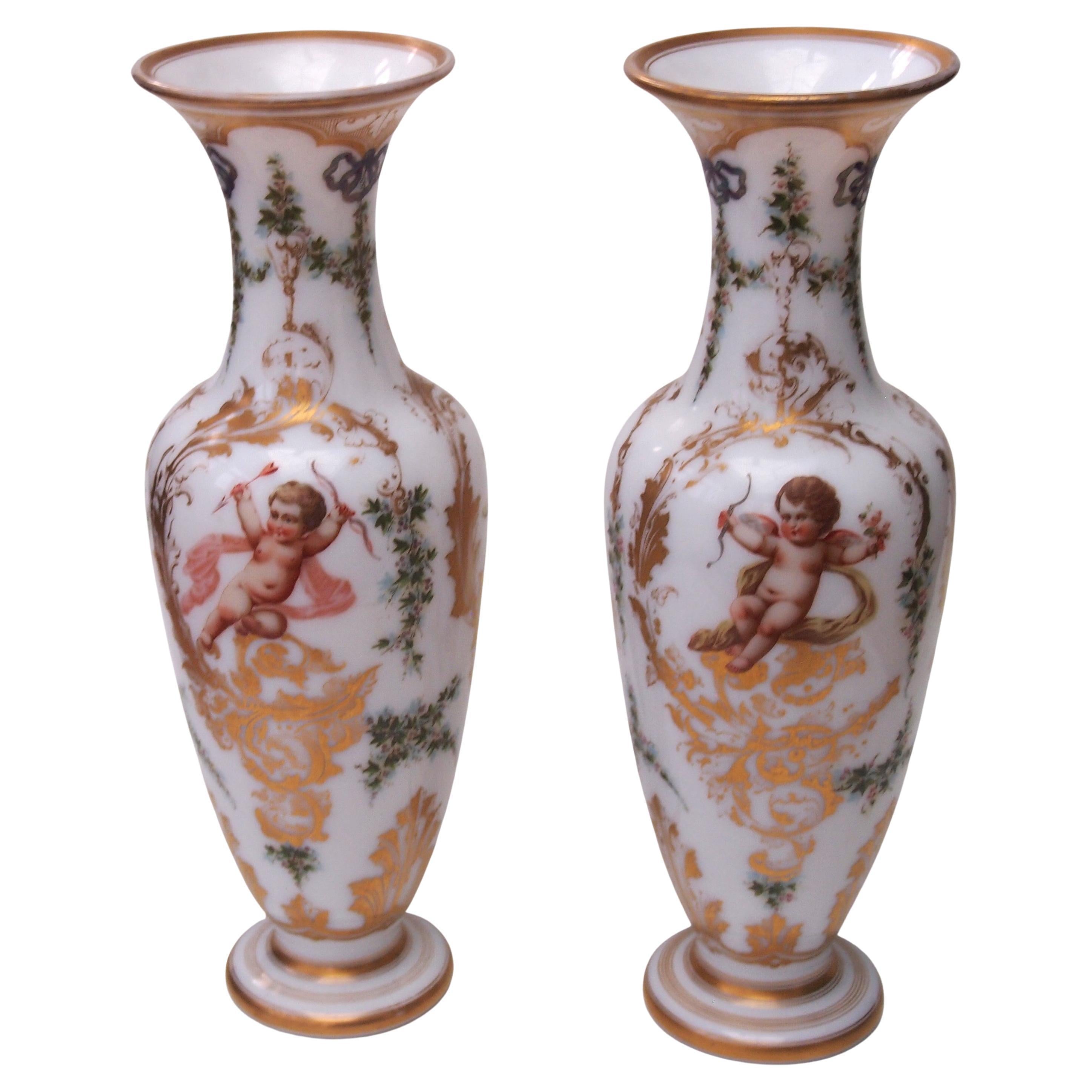 Coppia di vasi a cherubino smaltati in opalina Baccarat Attr. a Jean-François Robert