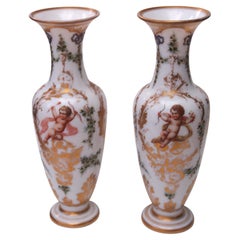Coppia di vasi a cherubino smaltati in opalina Baccarat Attr. a Jean-François Robert