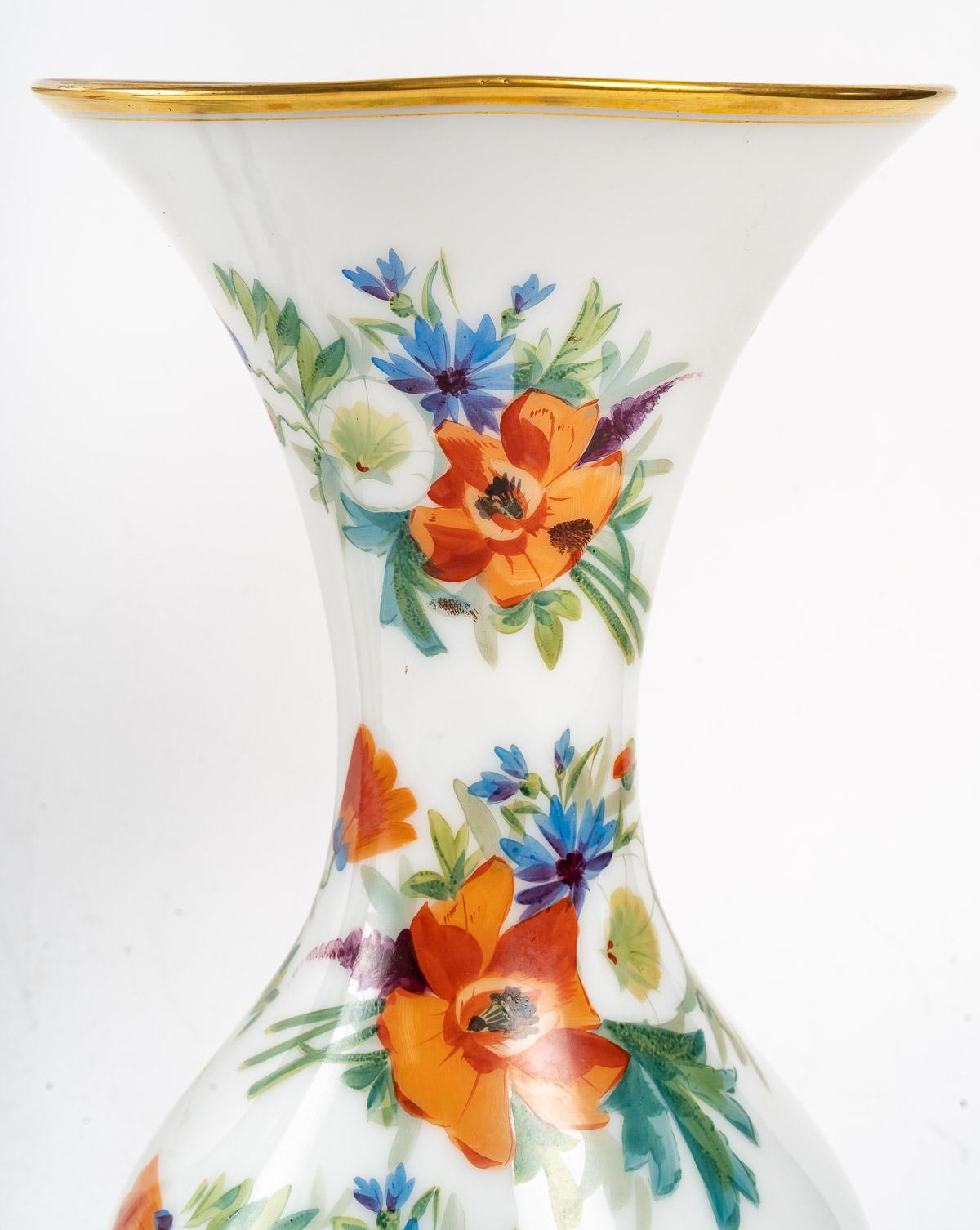 Milieu du XIXe siècle Paire de vases en opaline de Baccarat, 19ème siècle en vente