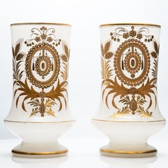 Paire de vases en opaline de Baccarat, décoration dorée, 1880