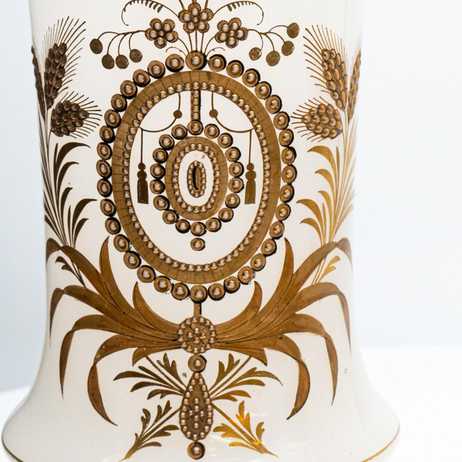 Napoleone III Coppia di vasi opalini Baccarat, decorazioni dorate, 1880 in vendita