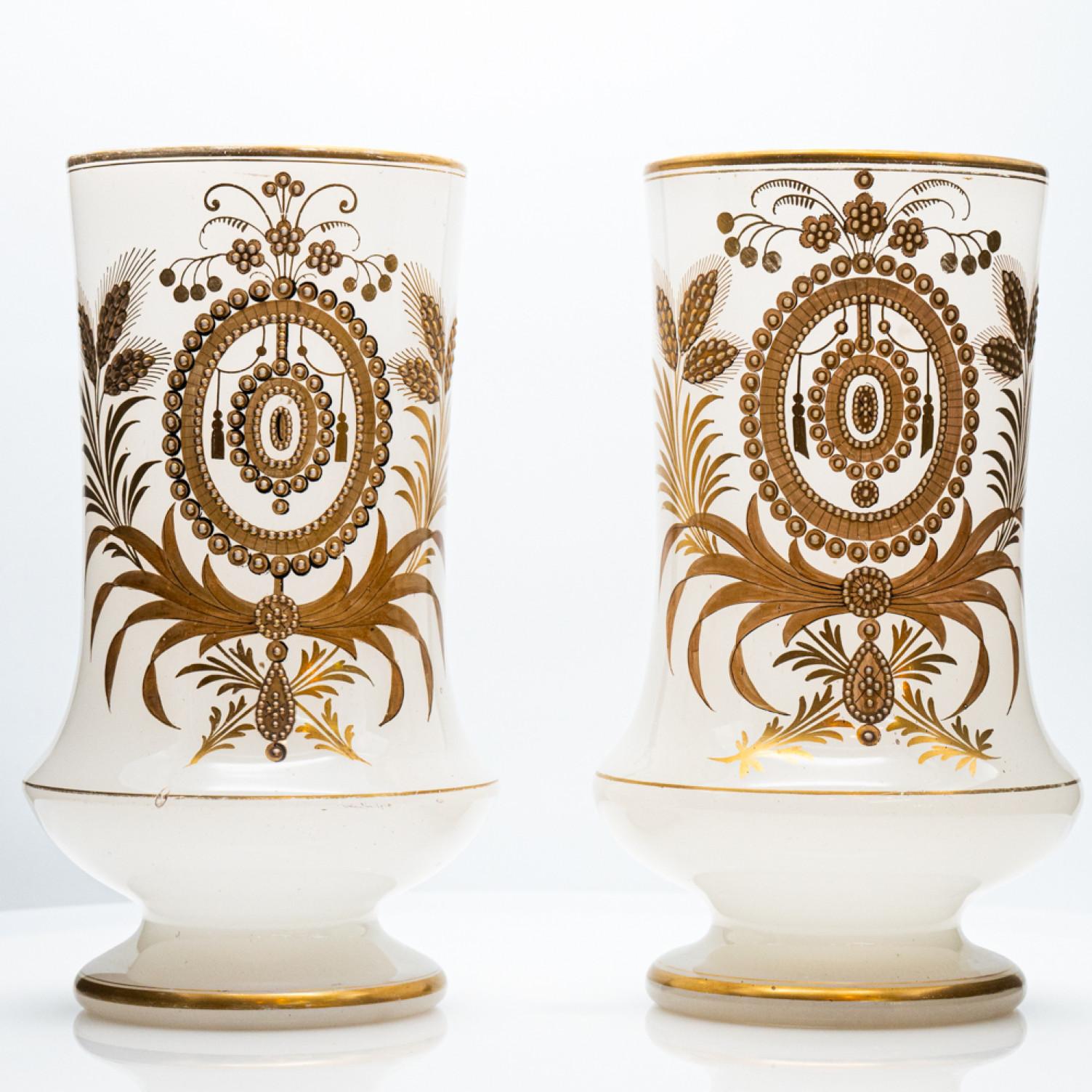 Francese Coppia di vasi opalini Baccarat, decorazioni dorate, 1880 in vendita