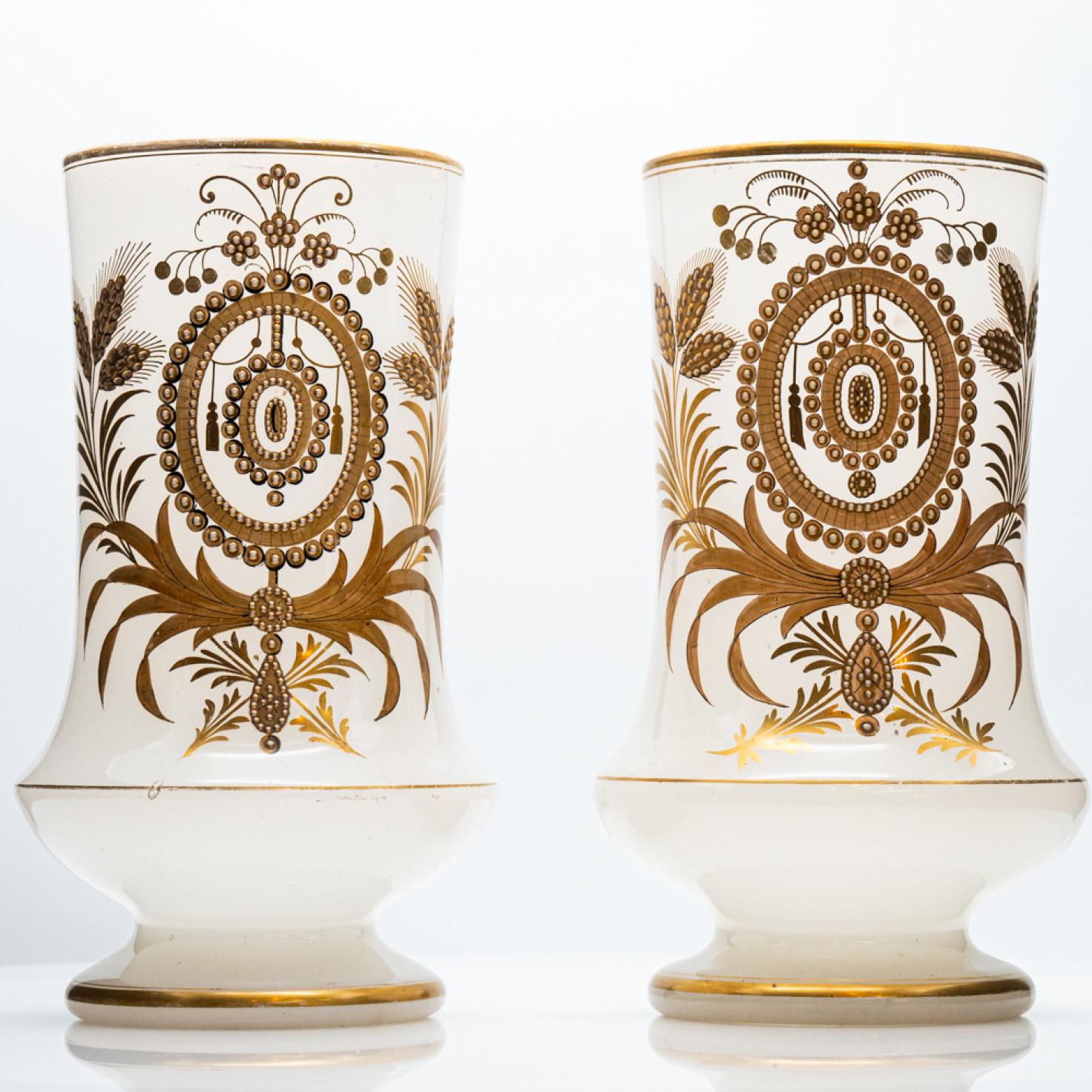 Fatto a mano Coppia di vasi opalini Baccarat, decorazioni dorate, 1880 in vendita