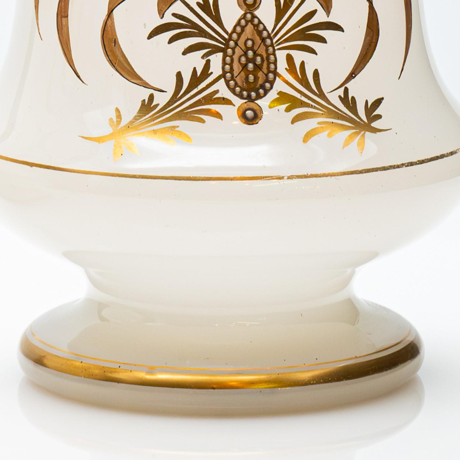 Coppia di vasi opalini Baccarat, decorazioni dorate, 1880 In condizioni buone in vendita a Rijssen, NL