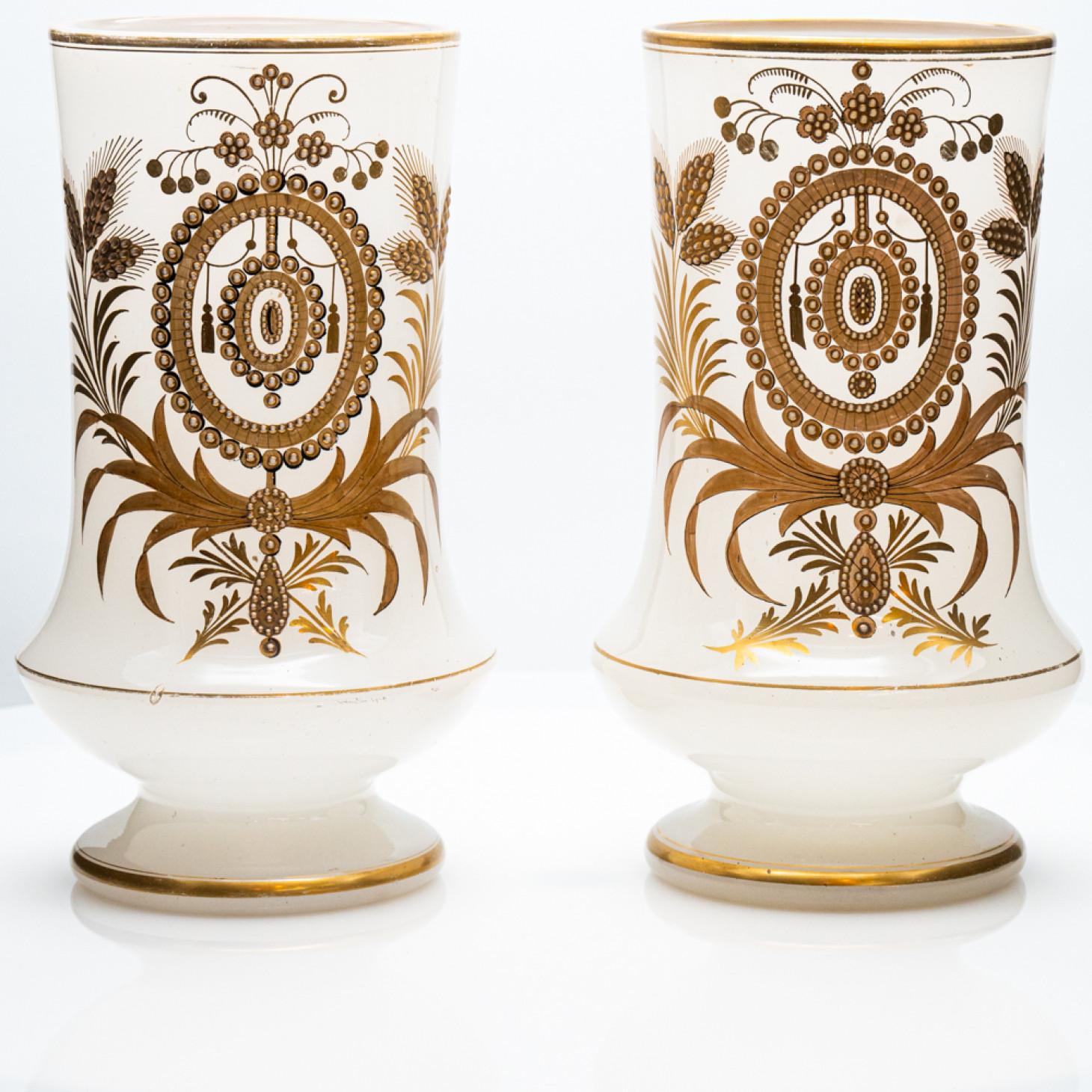 Fine XIX secolo Coppia di vasi opalini Baccarat, decorazioni dorate, 1880 in vendita