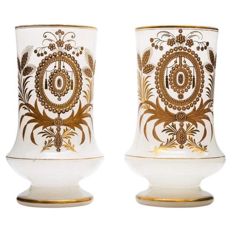 Coppia di vasi opalini Baccarat, decorazioni dorate, 1880