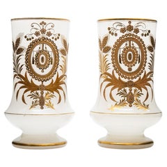 Coppia di vasi opalini Baccarat, decorazioni dorate, 1880