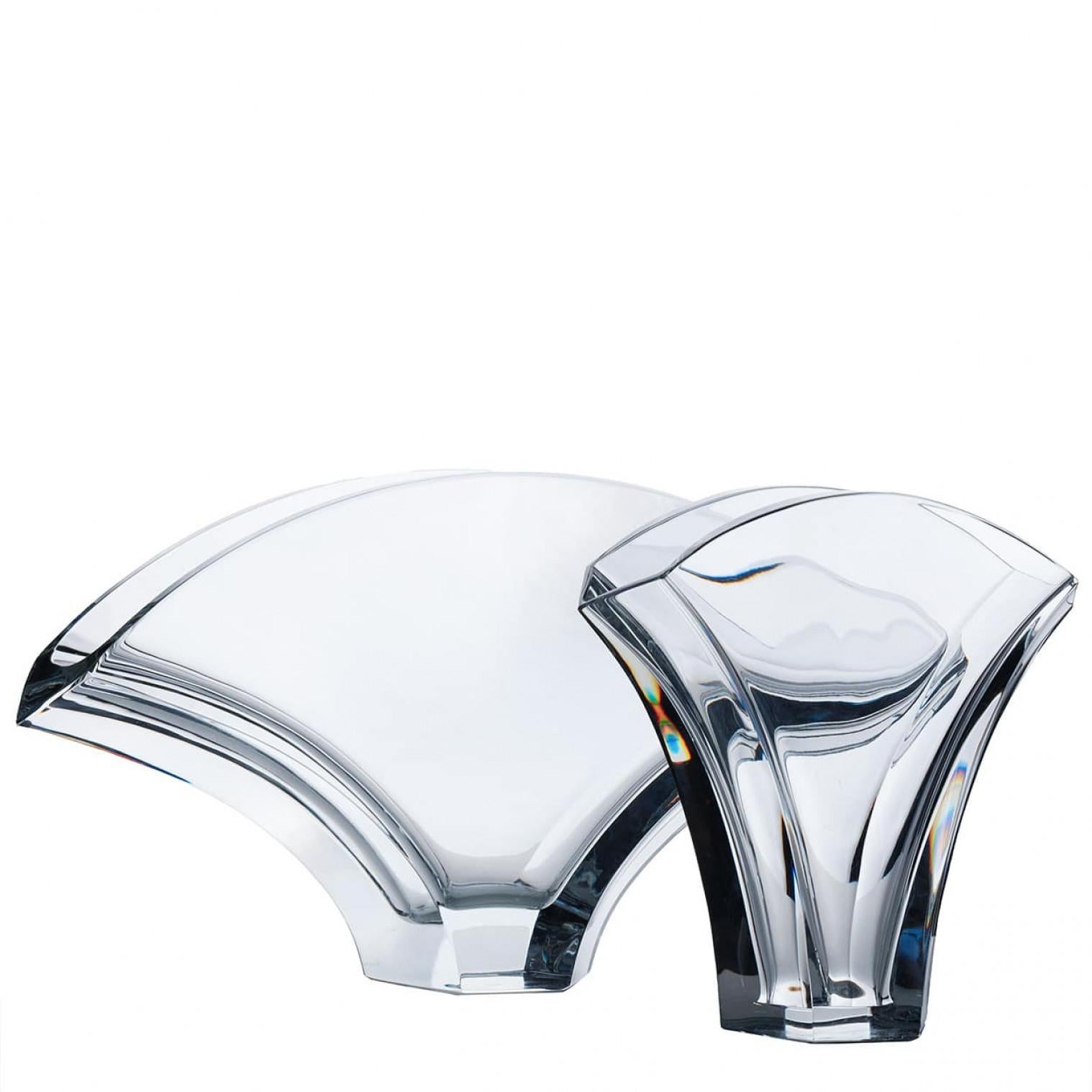 Il lusso al suo massimo, un set di vasi in cristallo di alta gamma realizzati da Baccarat.  La forma del vaso Ginkgo Extra in cristallo trasparente di Baccarat è un perfetto omaggio al suo omonimo, la foglia di ginkgo biloba.
Questo pesante vaso di