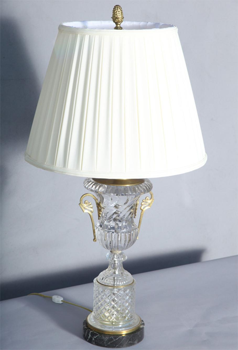 Verre Paire de lampes en verre urne en spirale de Baccarat en vente