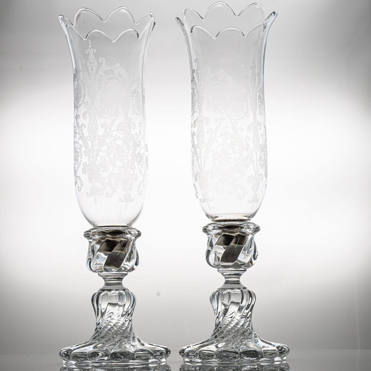 Un set di due capolavori di cristallo dalle splendide proporzioni, questi due vasi cristallizzano lo straordinario know-how degli artigiani Baccarat. I diversi tagli dei vasi producono un magico effetto visivo e con i fiori incisi questo set è un