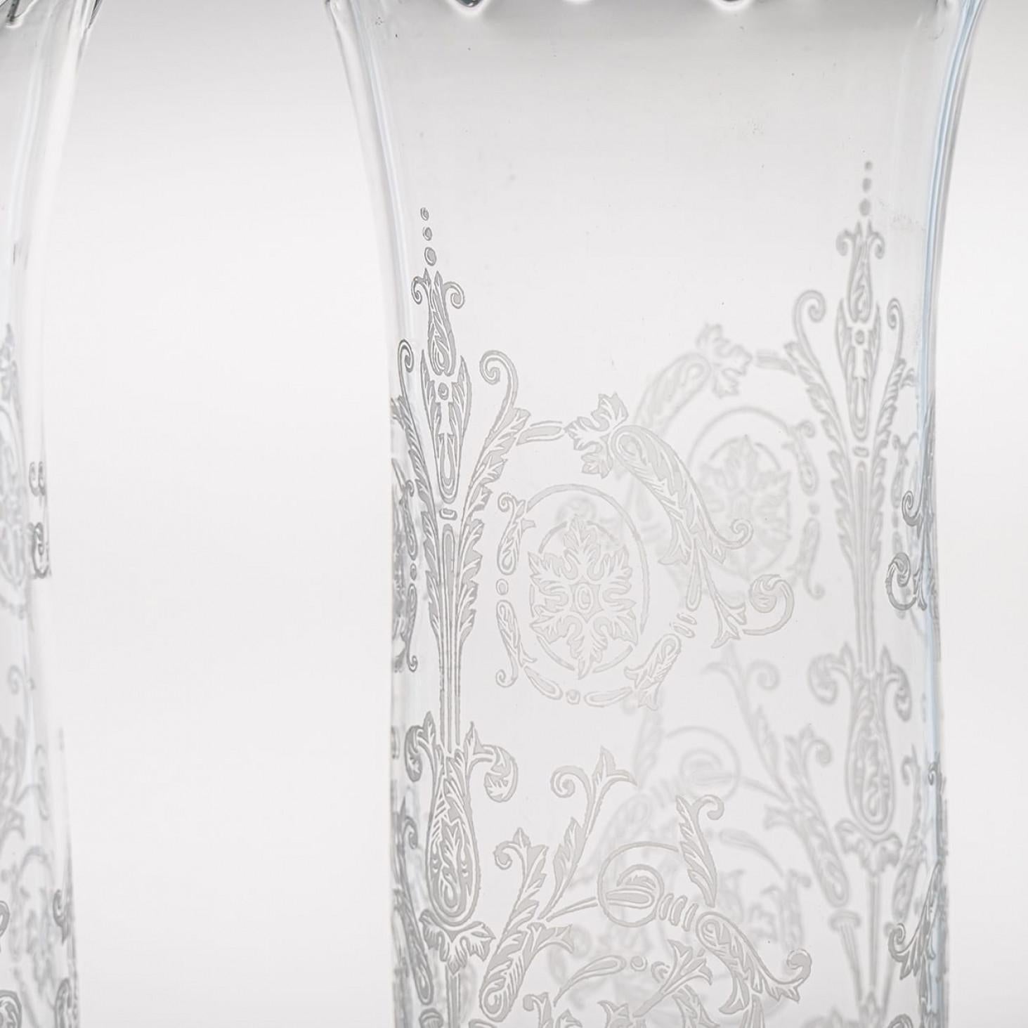 Moderno Coppia di vasi in cristallo trasparente strutturato Baccarat, Francia in vendita