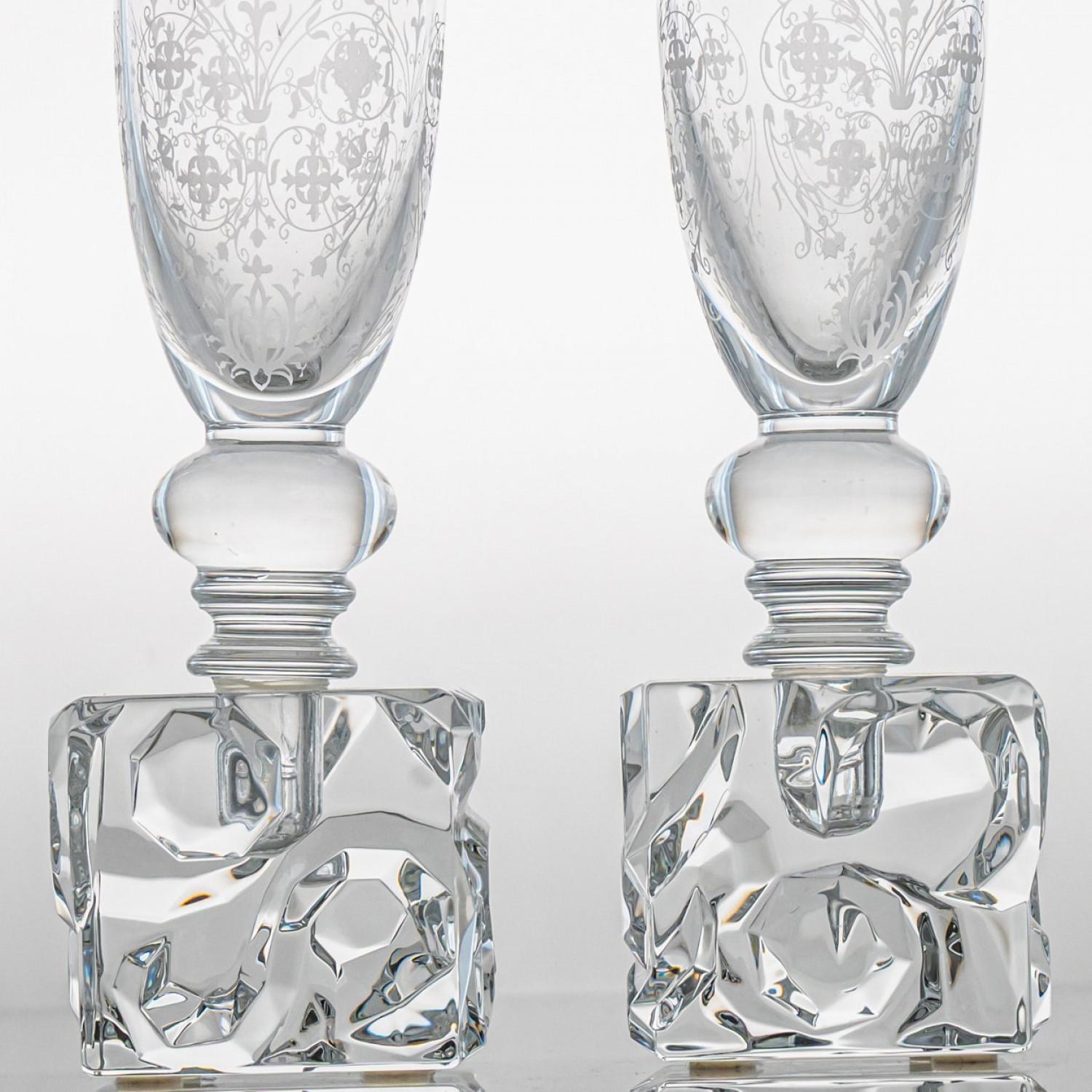 Modern Pair of Baccarat Structured Exquisite Clear Crystal Vase, France For Sale