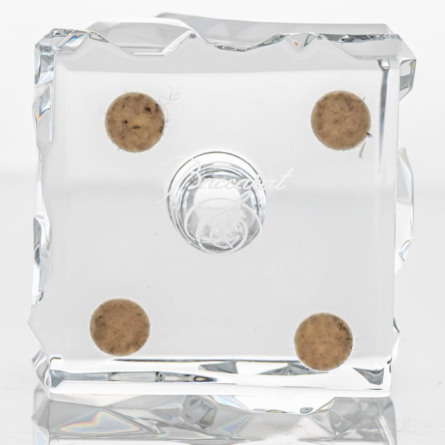 Fatto a mano Coppia di vasi in cristallo trasparente strutturato di Baccarat, Francia in vendita