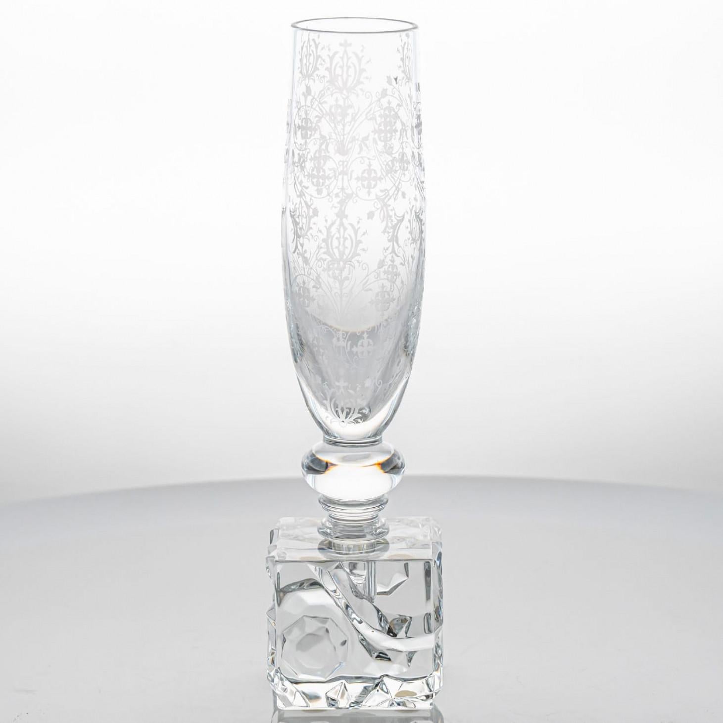 Pair of Baccarat Structured Exquisite Clear Crystal Vase, France In Good Condition For Sale In Rijssen, NL