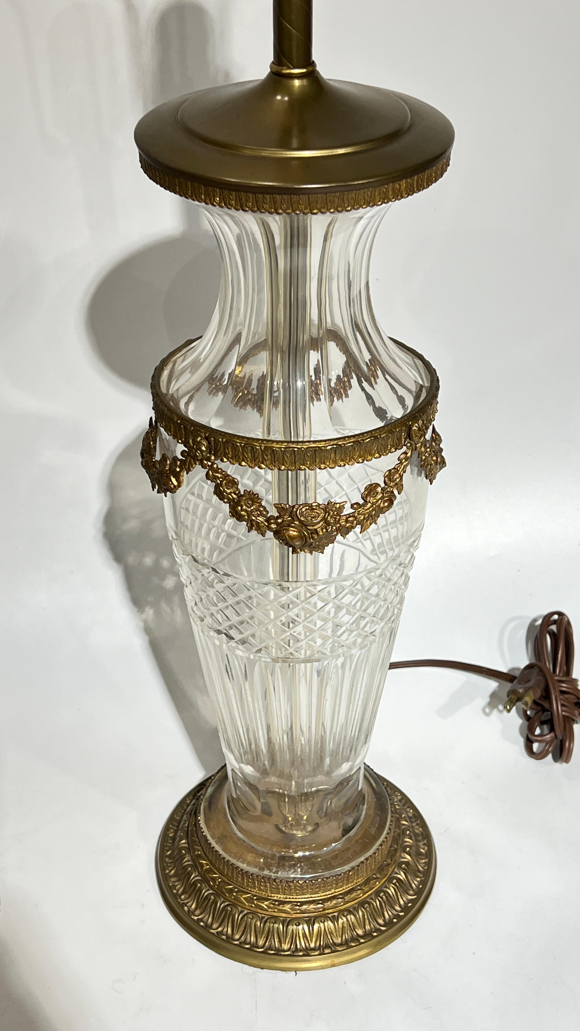 Paire d'objets en cristal et bronze doré de style Baccarat  Lampes de bureau en vente 4