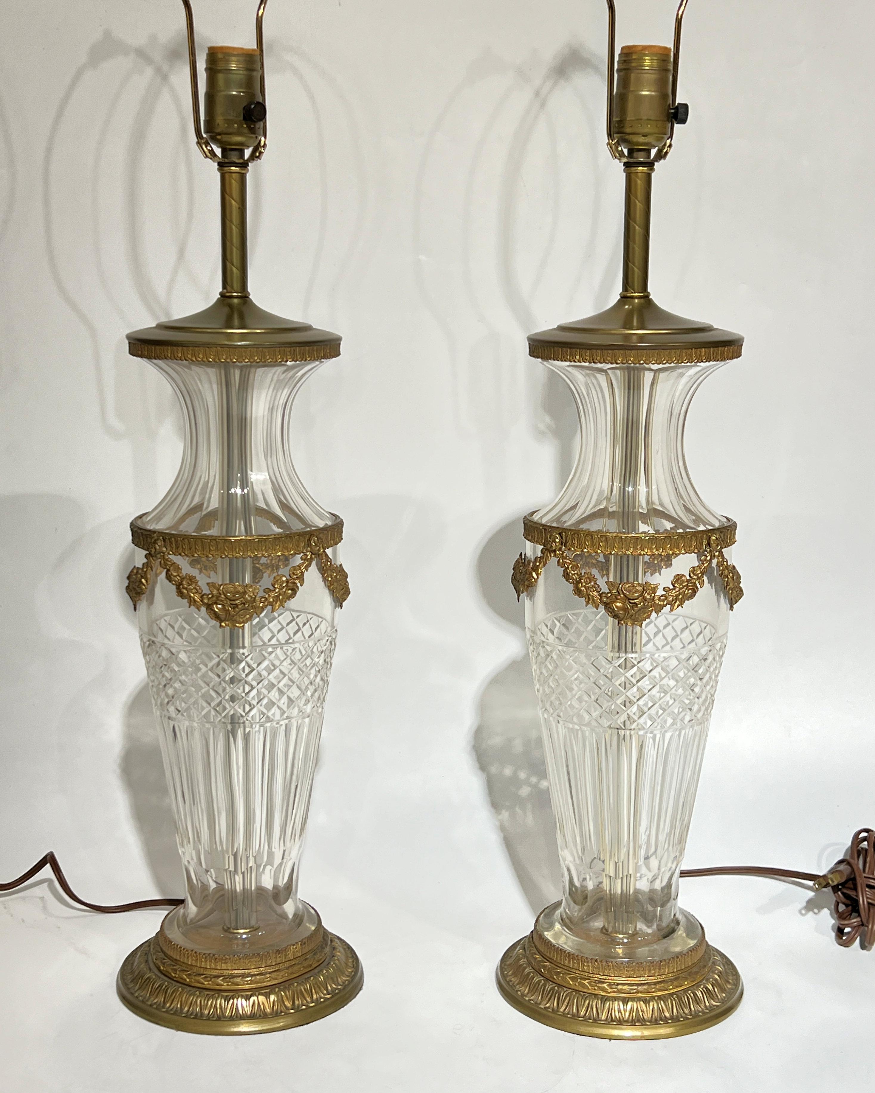 Louis XVI Paire d'objets en cristal et bronze doré de style Baccarat  Lampes de bureau en vente