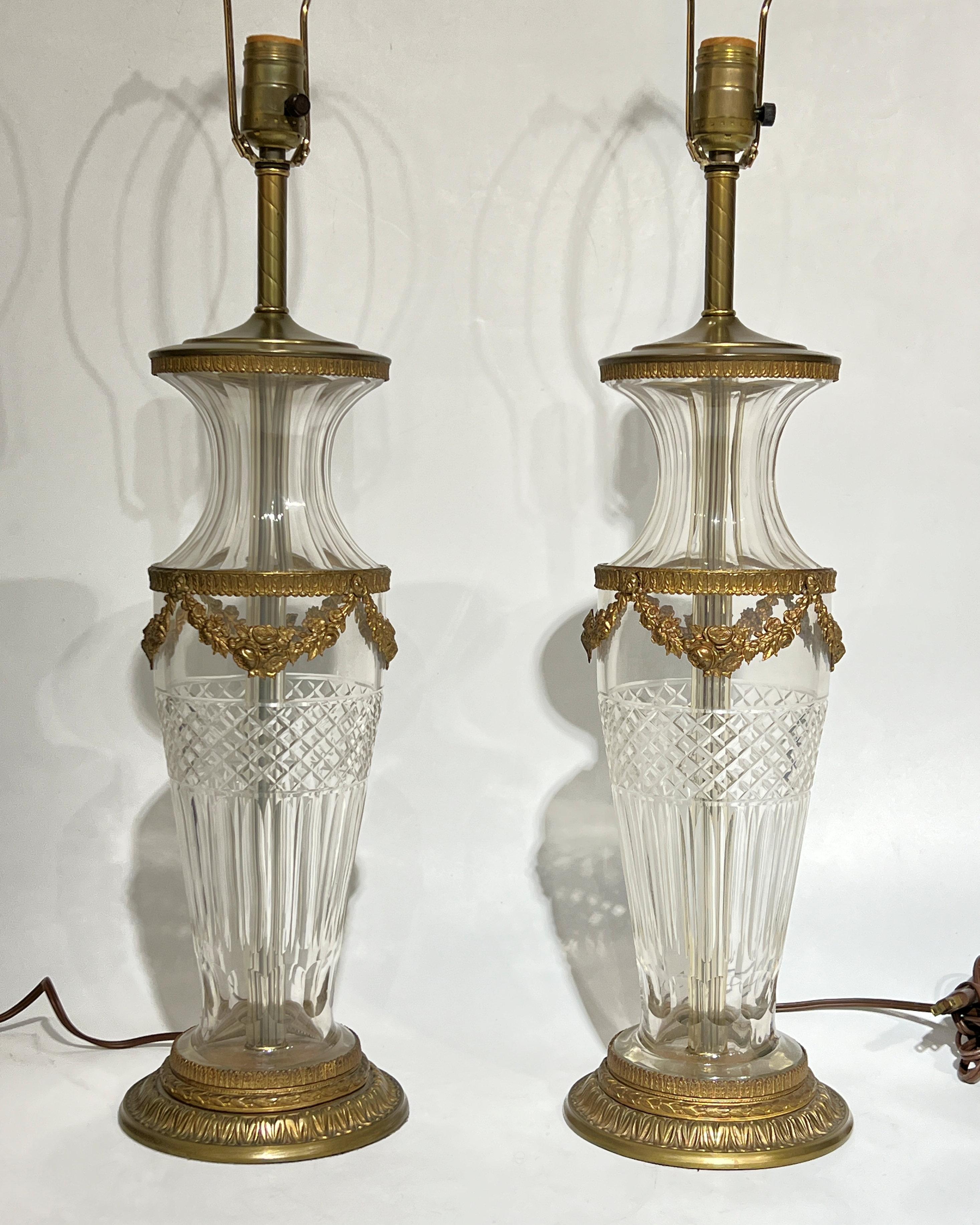 Français Paire d'objets en cristal et bronze doré de style Baccarat  Lampes de bureau en vente