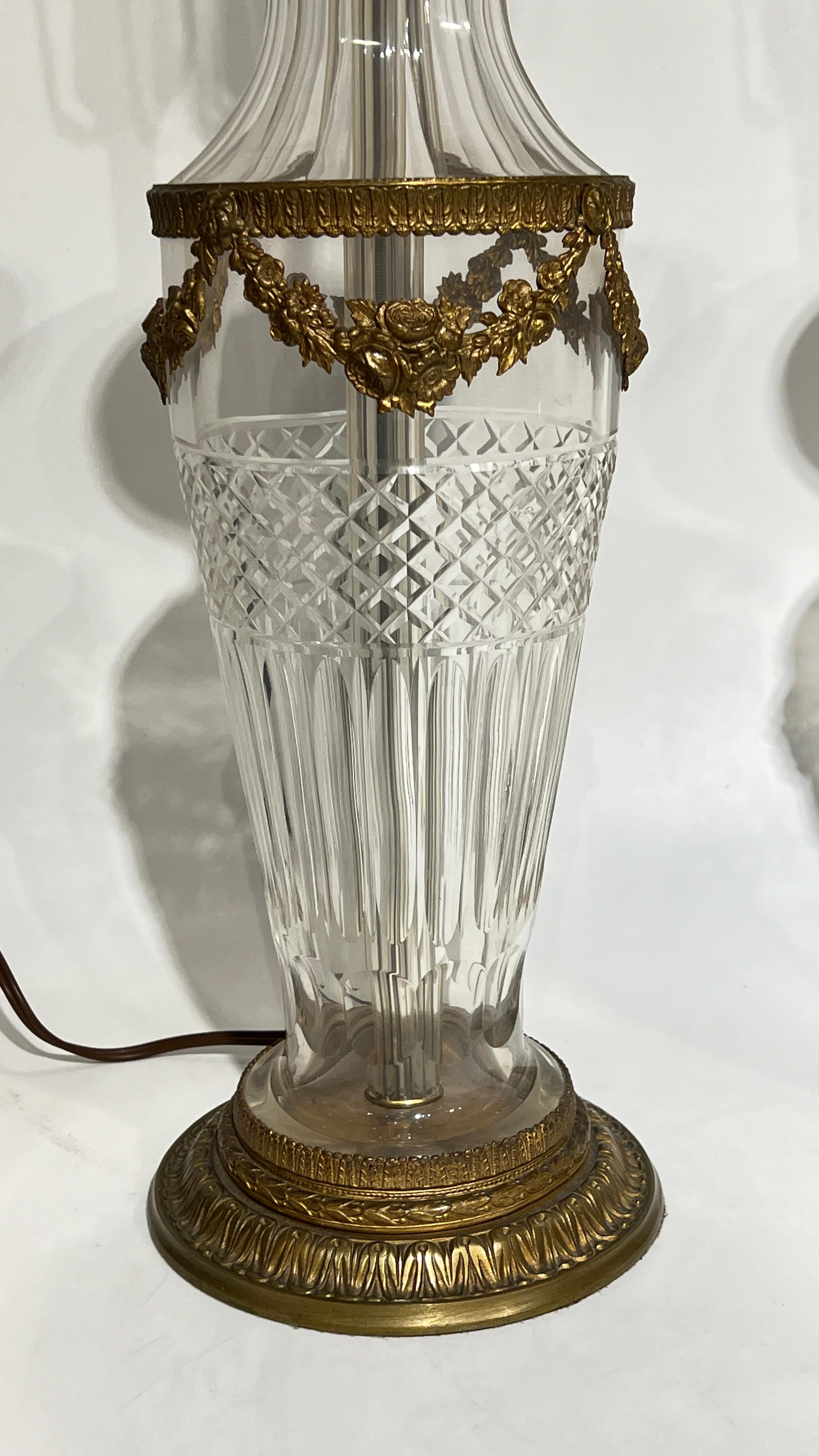 Milieu du XXe siècle Paire d'objets en cristal et bronze doré de style Baccarat  Lampes de bureau en vente