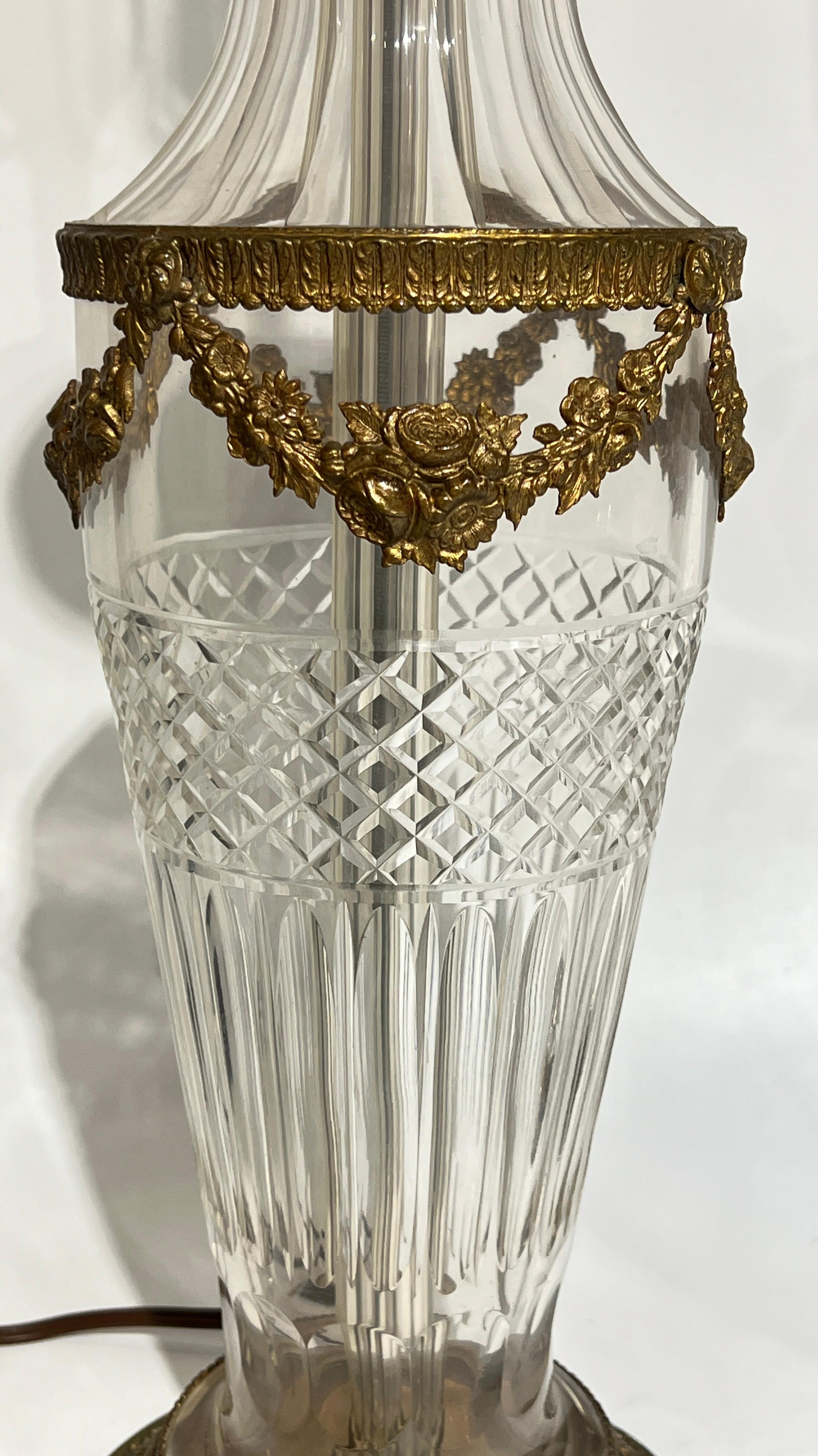 Verre taillé Paire d'objets en cristal et bronze doré de style Baccarat  Lampes de bureau en vente