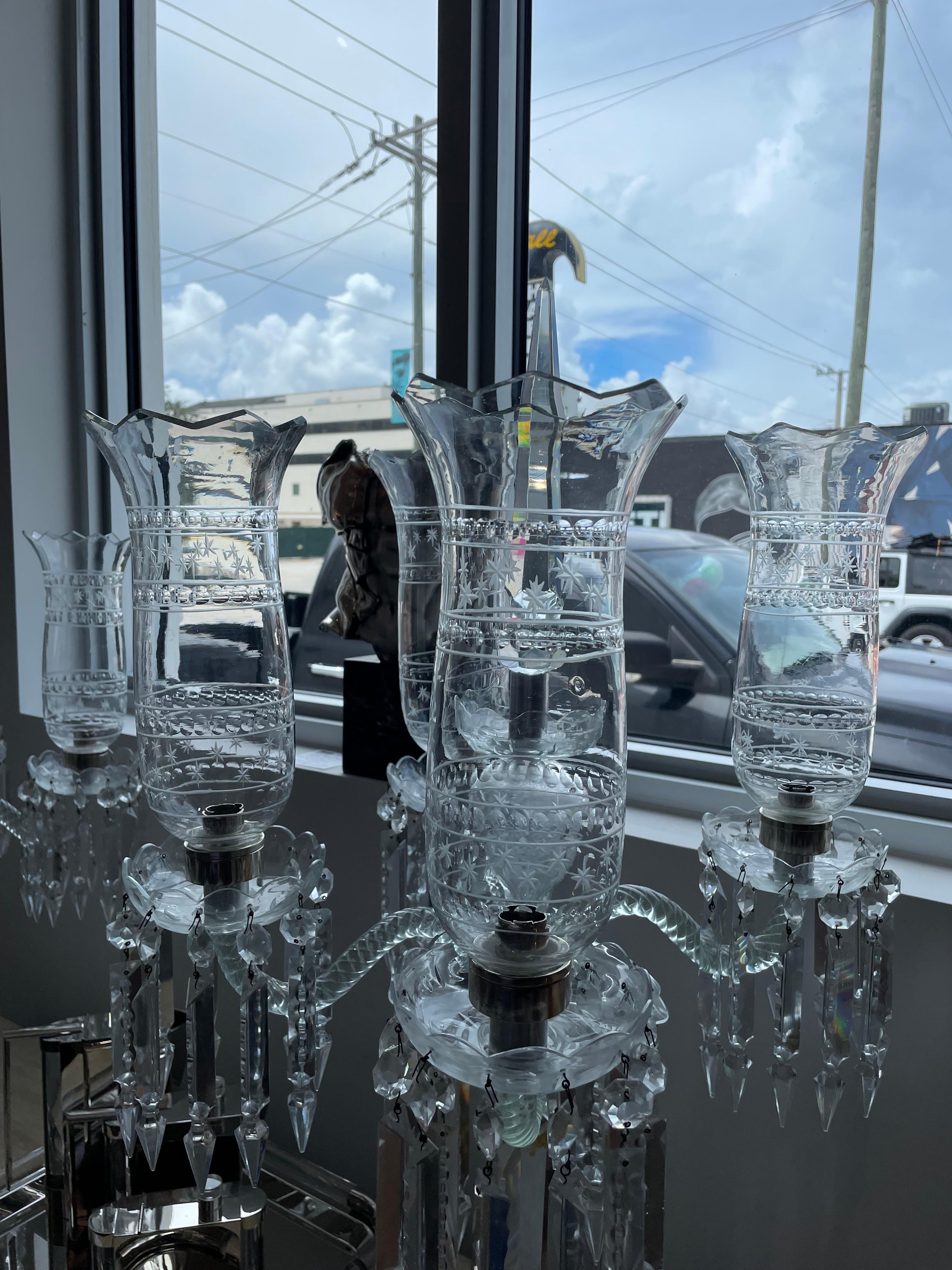Ein Paar Girandolen im französischen Regency-Stil aus geschliffenem Kristall im Baccarat-Stil im Angebot 3