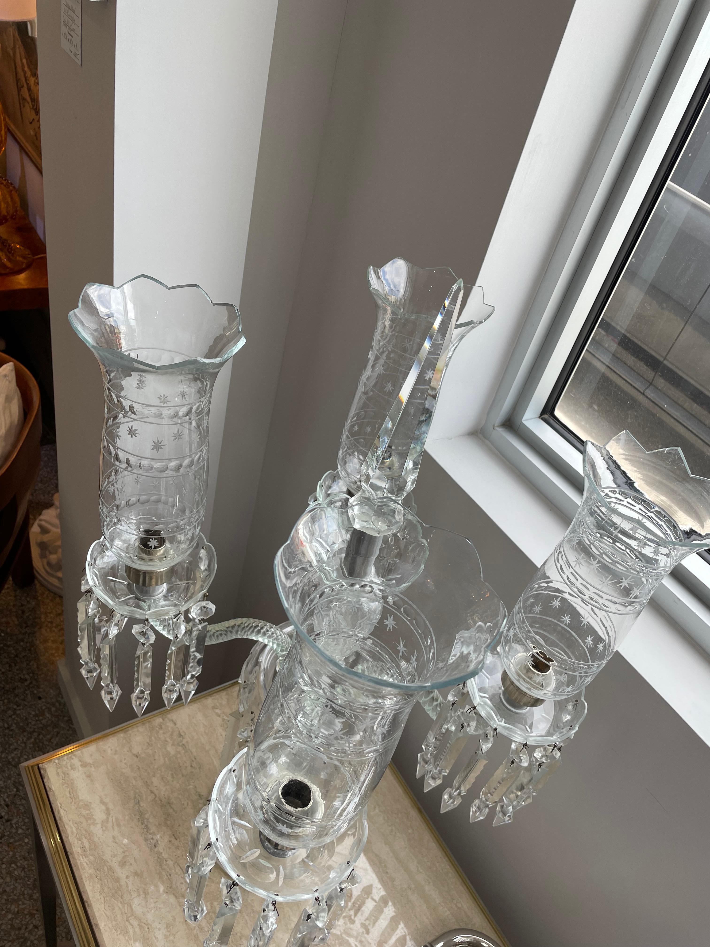 Ein Paar Girandolen im französischen Regency-Stil aus geschliffenem Kristall im Baccarat-Stil im Angebot 8