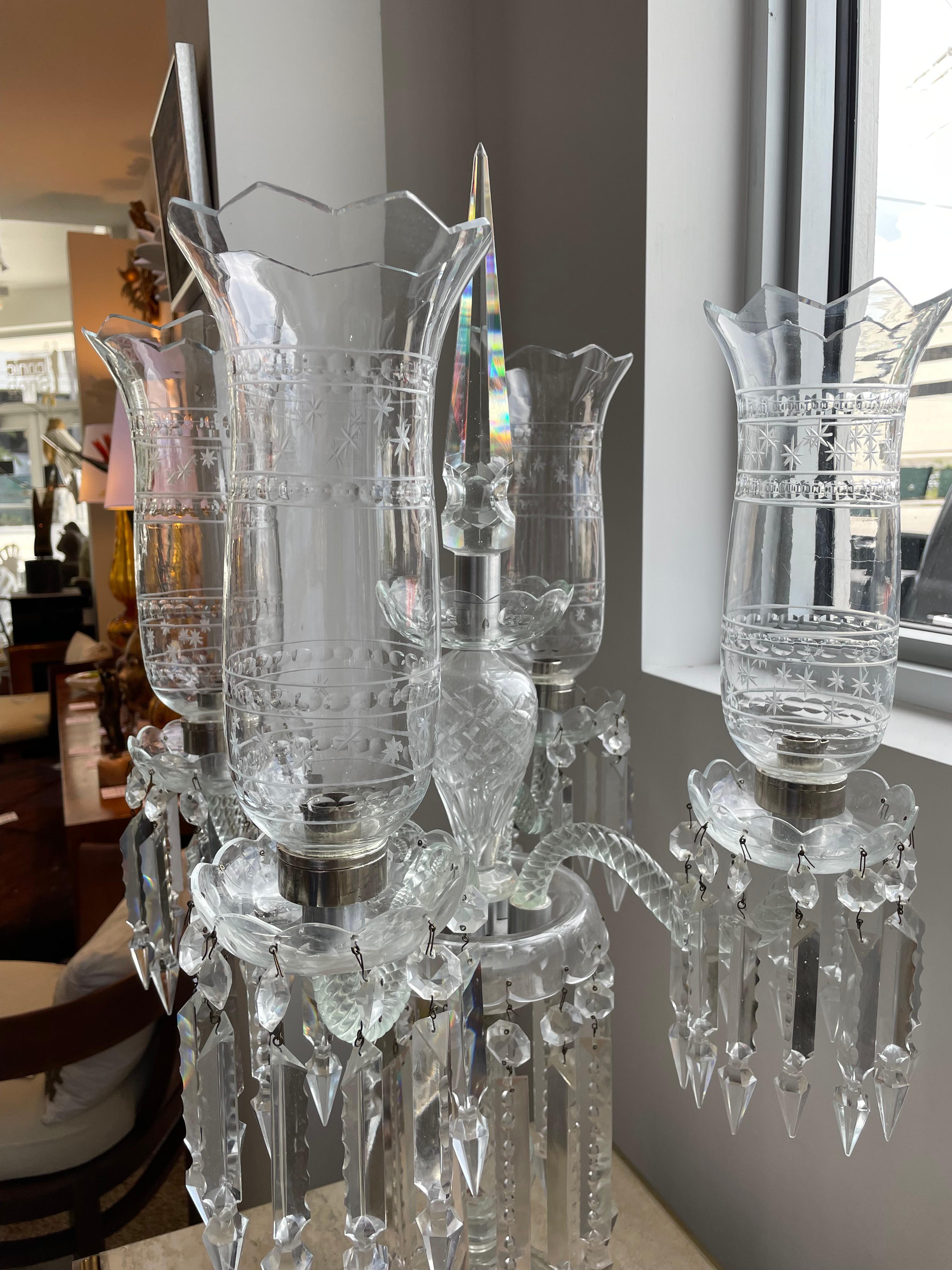 Ein Paar Girandolen im französischen Regency-Stil aus geschliffenem Kristall im Baccarat-Stil im Angebot 9