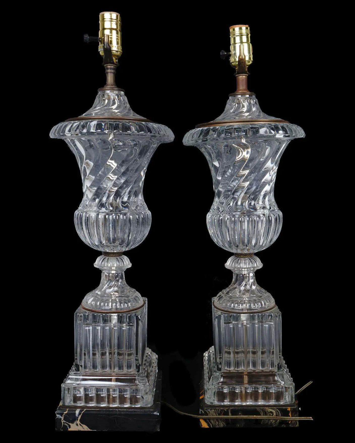 Paire de lampes de table de style Baccarat, datant du milieu du siècle dernier, en cristal moulé et marbre.