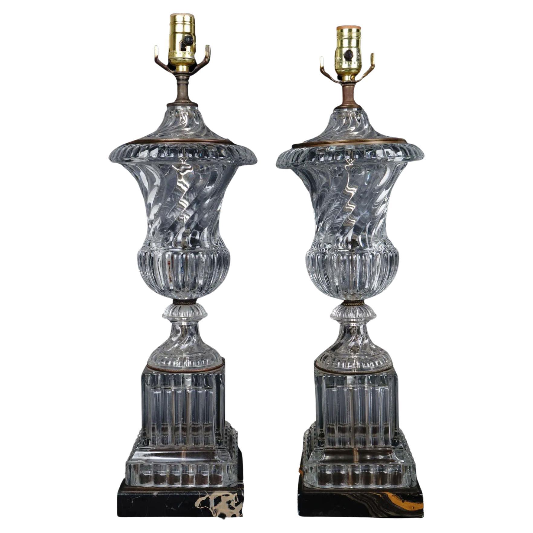 Paire de lampes de bureau de style Baccarat en cristal moulé et marbre en vente