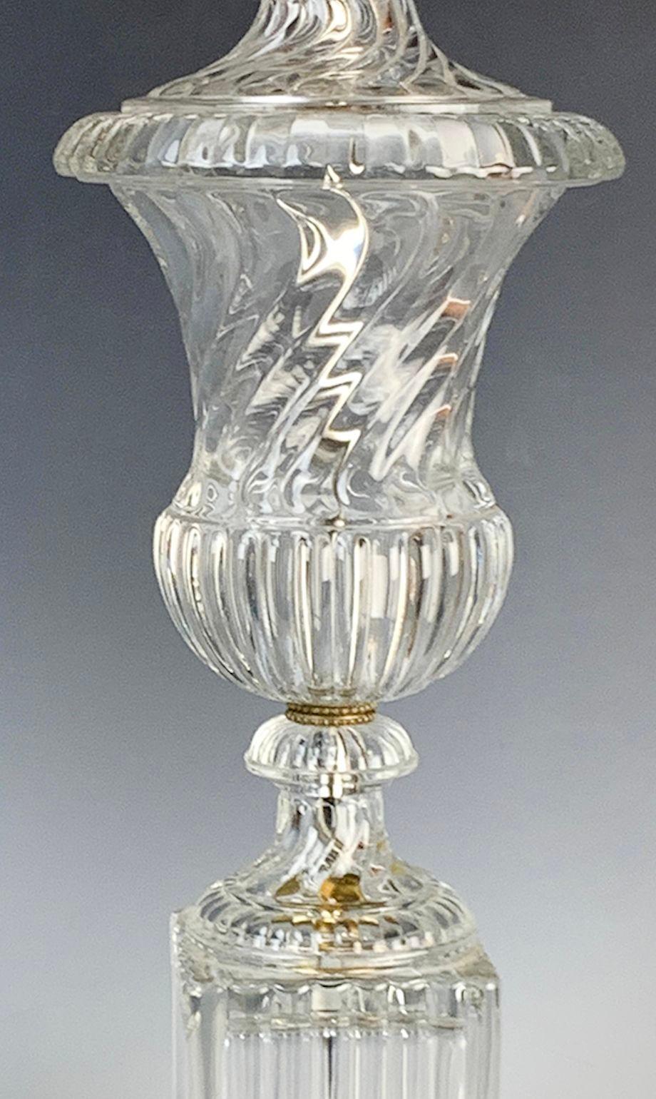 Français Paire de lampes de table Baccarat en cristal tourbillonnant avec accents en bronze, années 1920 en vente