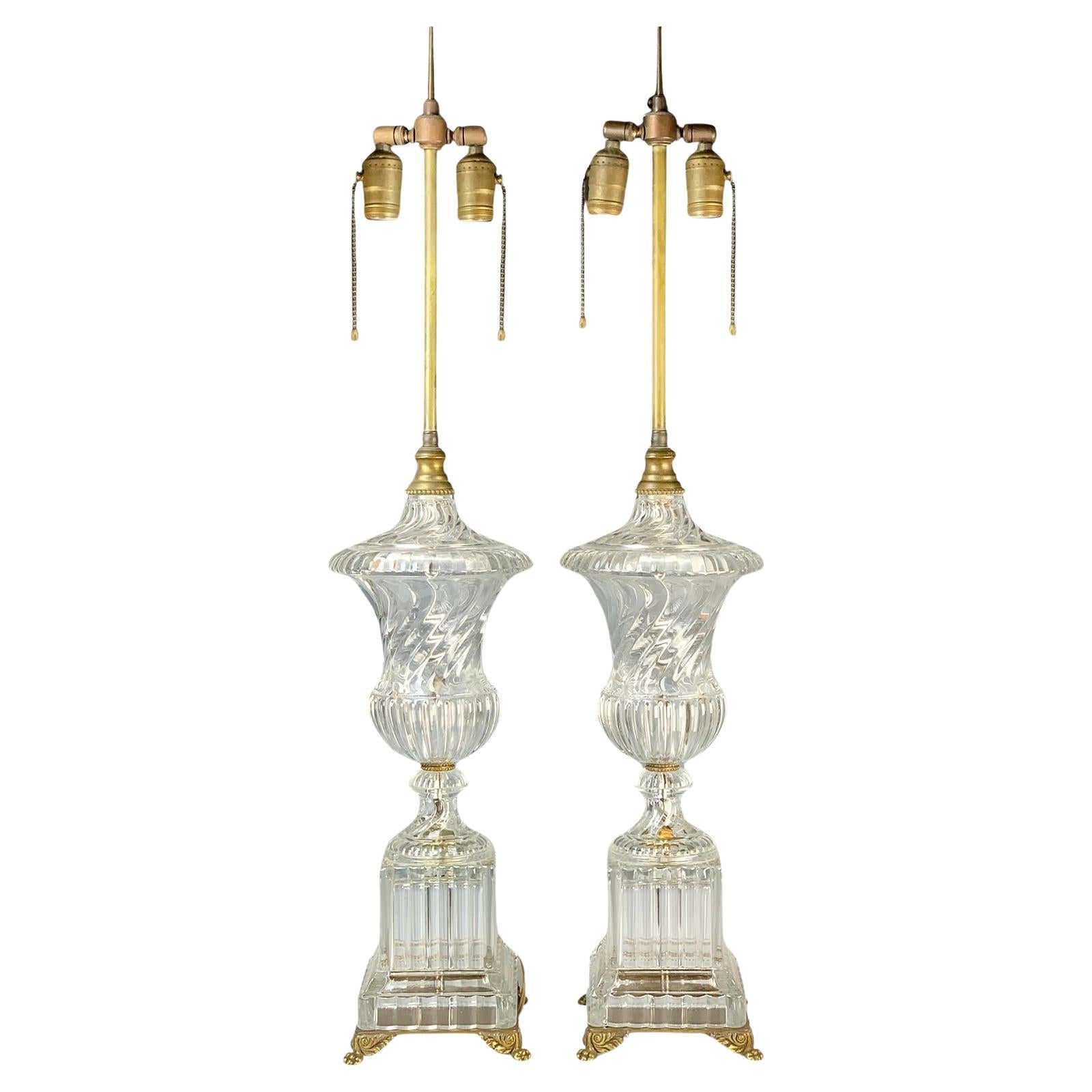 Paire de lampes de table Baccarat en cristal tourbillonnant avec accents en bronze, années 1920 en vente