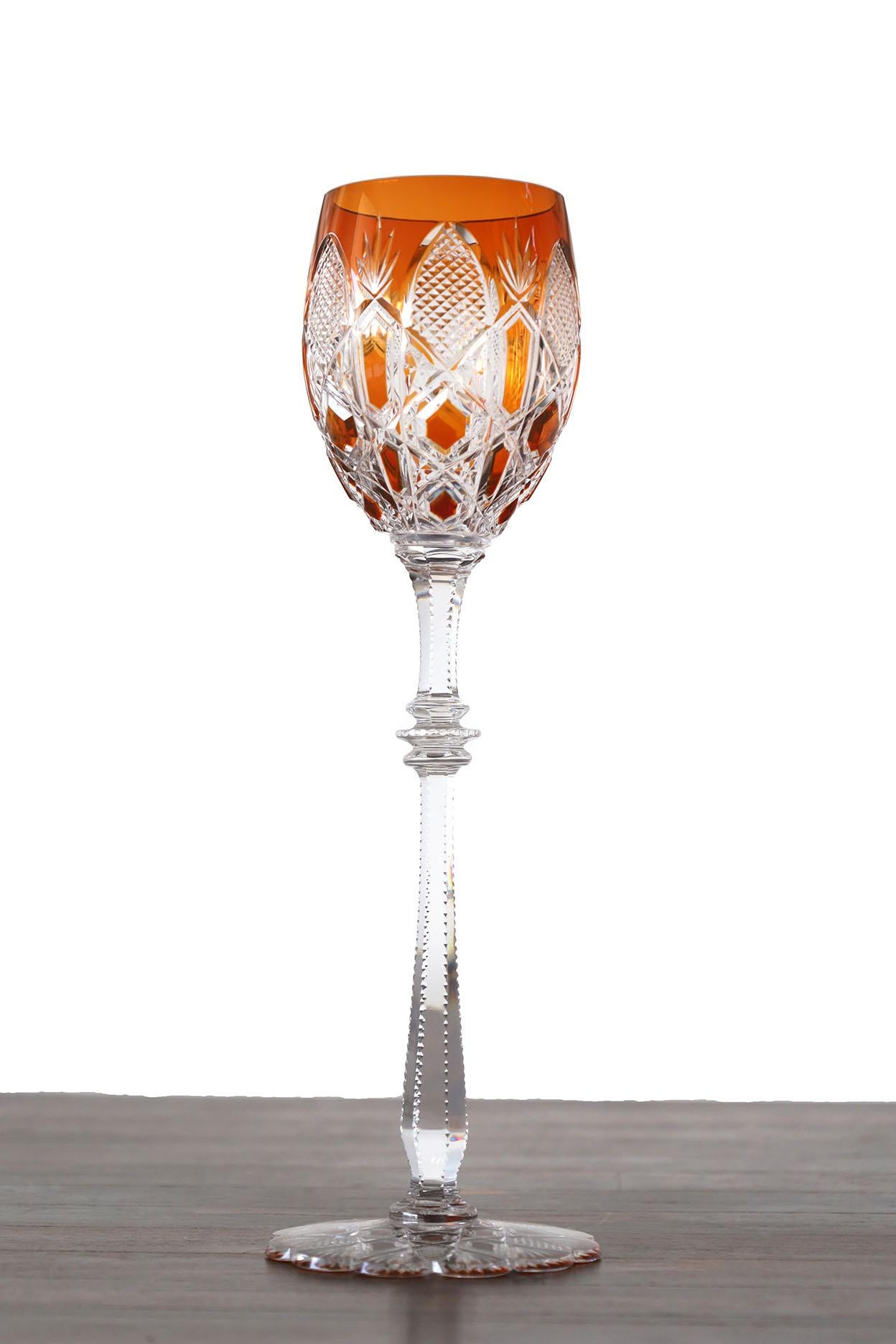 Questo eccezionale set conquistò molti aristocratici della Corte Imperiale e ancora oggi è il riflesso dell'eccellenza della Maison Baccarat. Sono disponibili bicchieri di tre diverse dimensioni e flauti da champagne, per un pasto eccezionale e