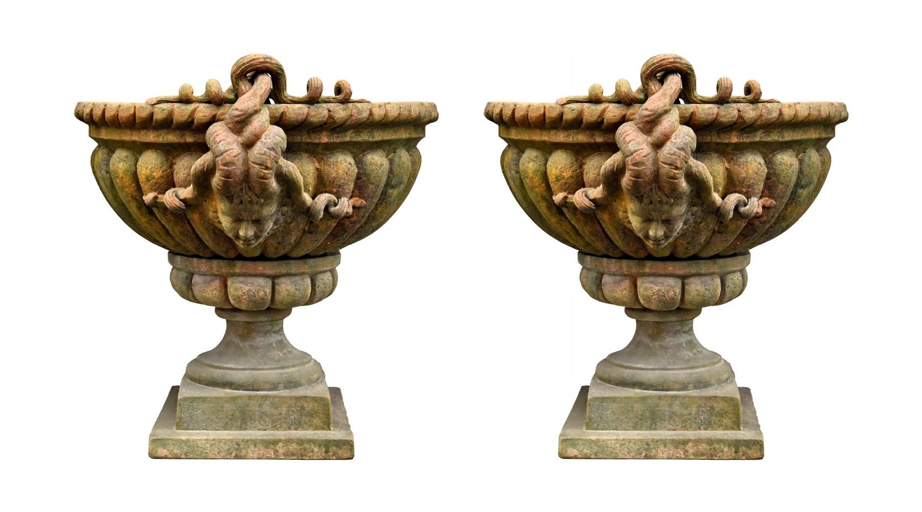 Pair of Baccellato vases with medusa heads terracotta goblet
19th century
Beautiful pod-shaped vase with two beautiful heads of Medusa, finished at the edge with a spiral, copy of a Florentine vase from the 16th century.
Measures: height