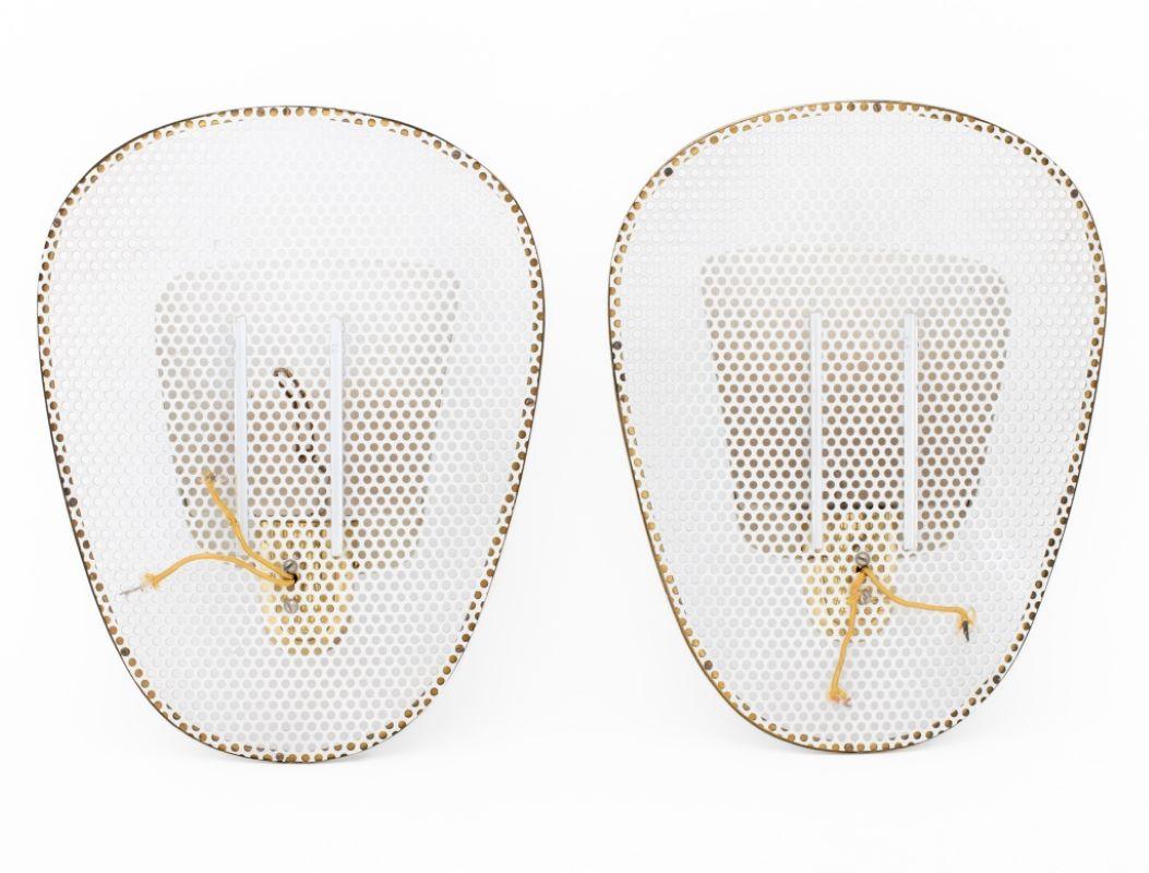 Coppia di lampade da parete moderne in ottone, rete e metallo smaltato di BAG Turgi del 1950 circa, paralumi in smalto bianco/azzurro su ottone e rete, apparentemente non marcati. 12