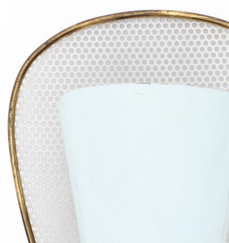 Mid-Century moderno Coppia di lampade da parete in ottone e smalto di BAG Turgi in vendita