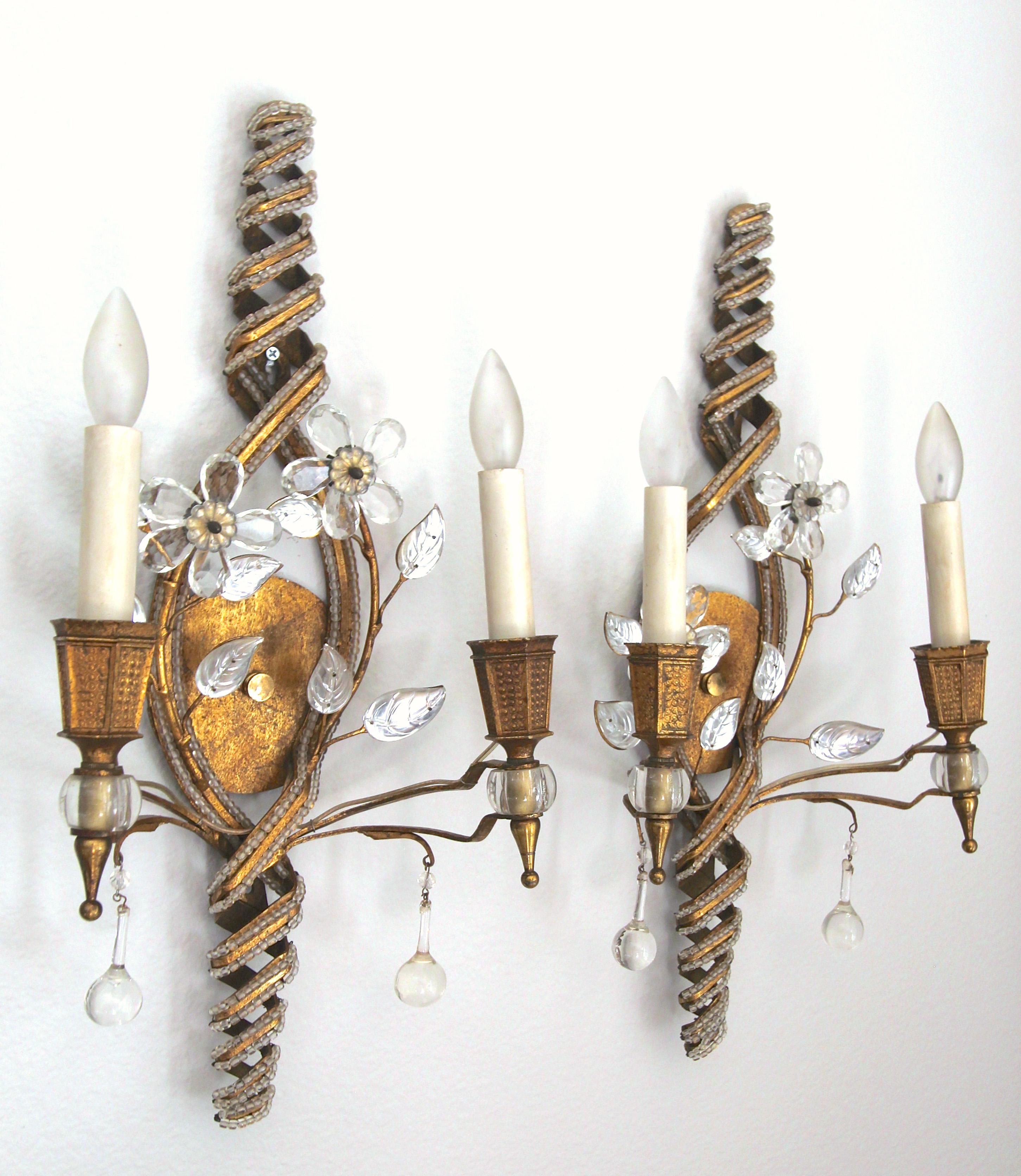 Paar französische Baguès-Wandleuchter aus vergoldetem Eisen mit Perlen und Kristallblumen im Angebot 4