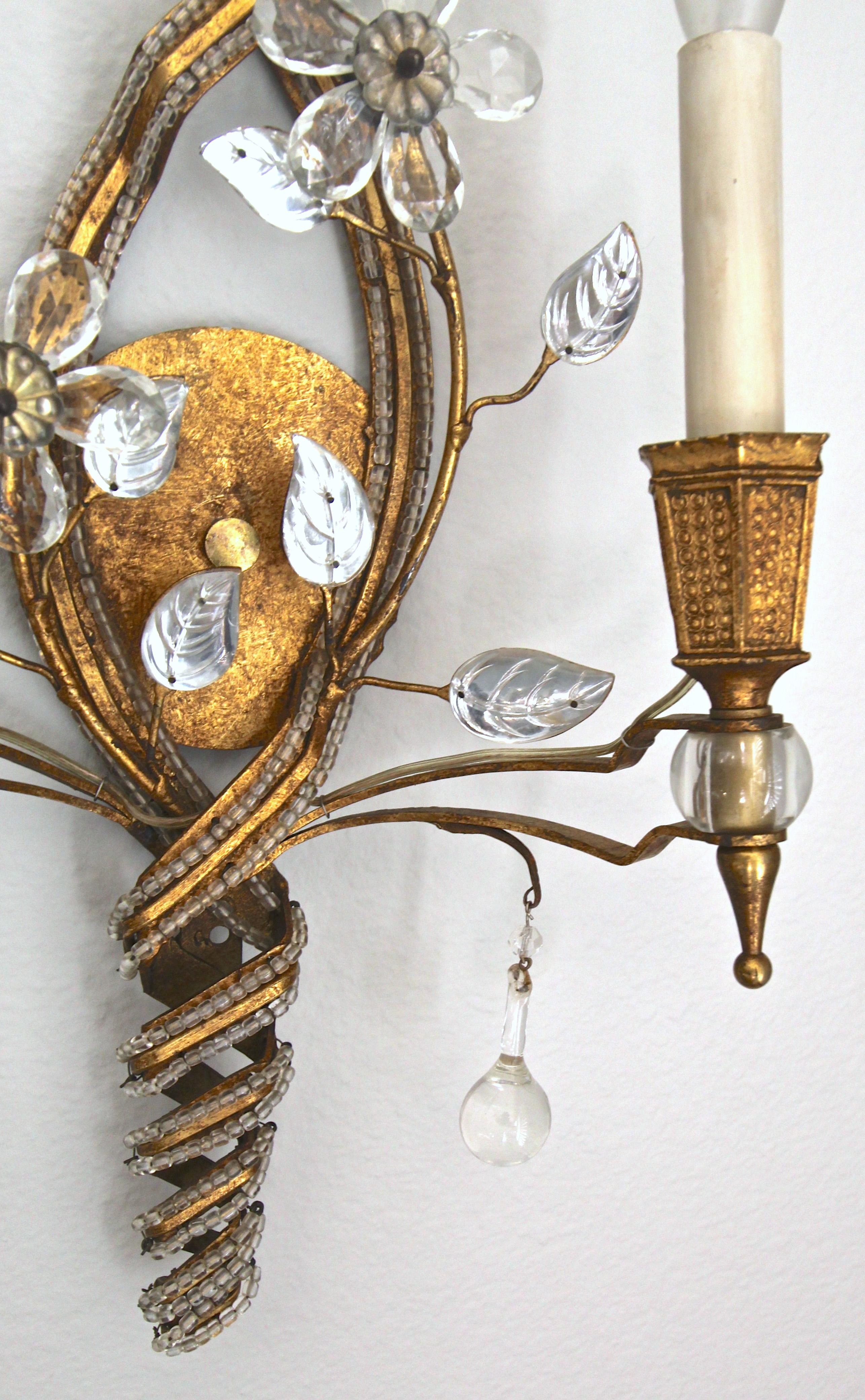 Paar französische Baguès-Wandleuchter aus vergoldetem Eisen mit Perlen und Kristallblumen im Angebot 5