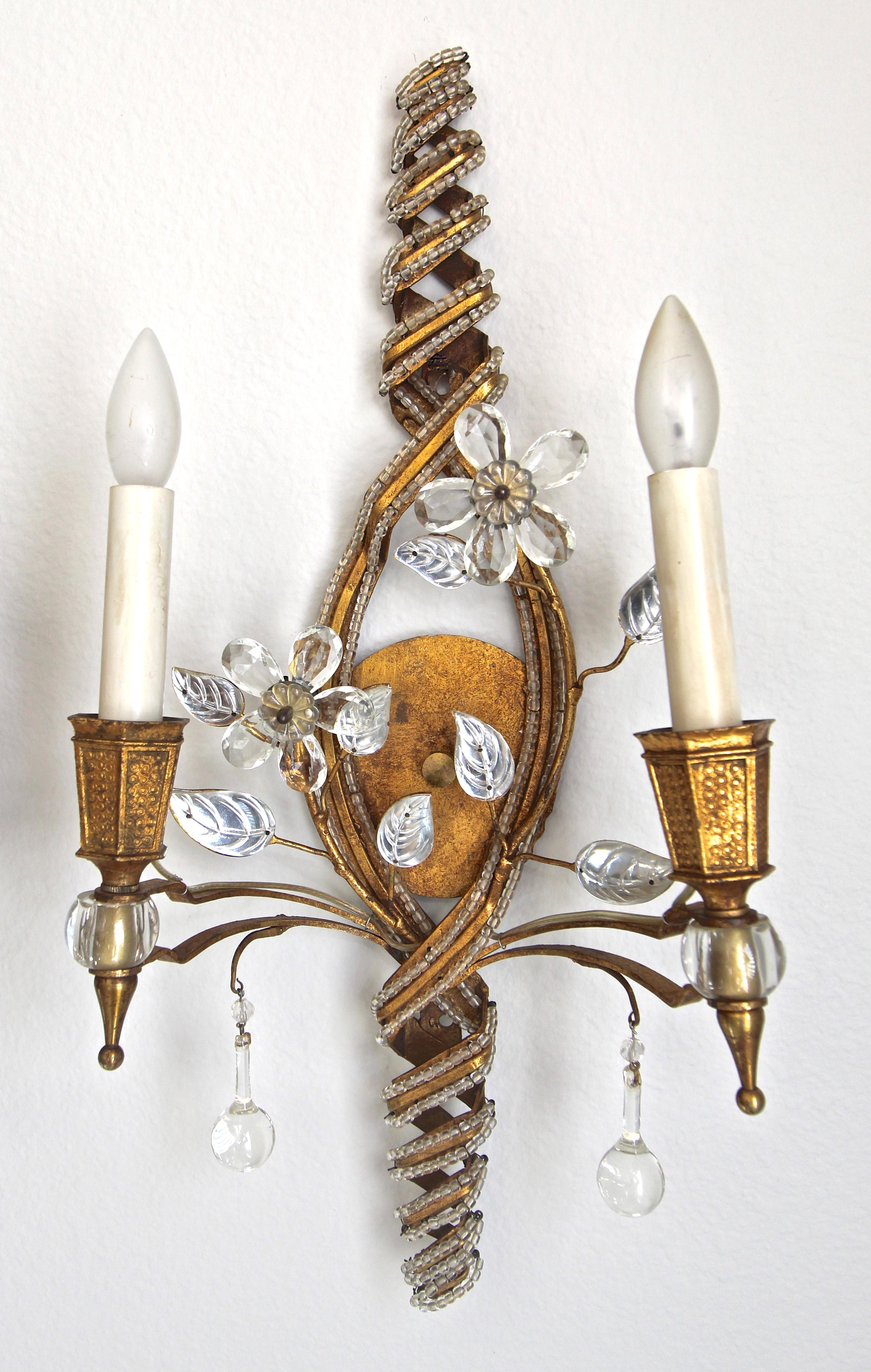 Paire d'appliques murales françaises Baguès en fer doré avec perles de cristal et fleurs en vente 8